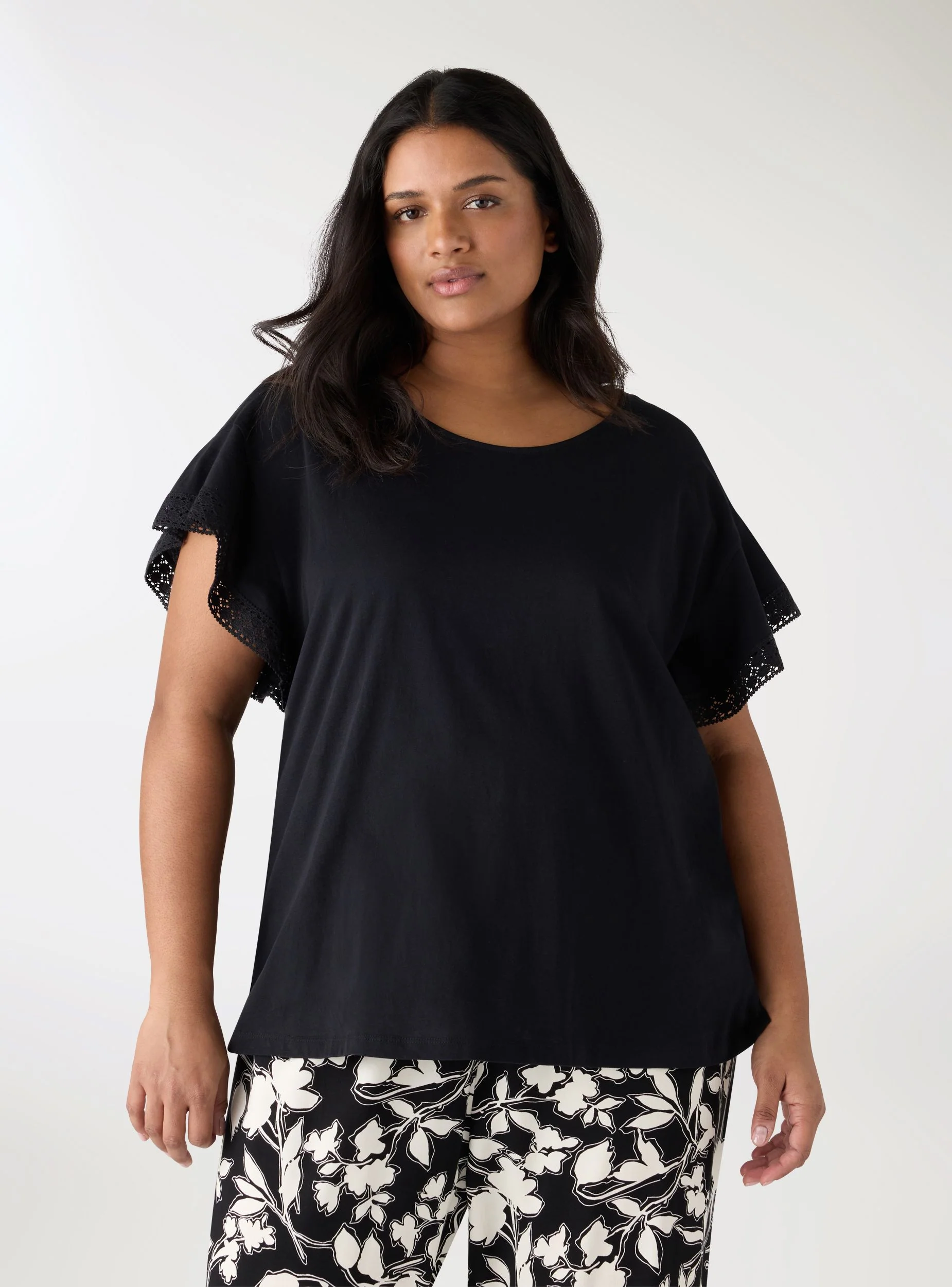 T-shirt con maniche a volant in macramè - Image 8