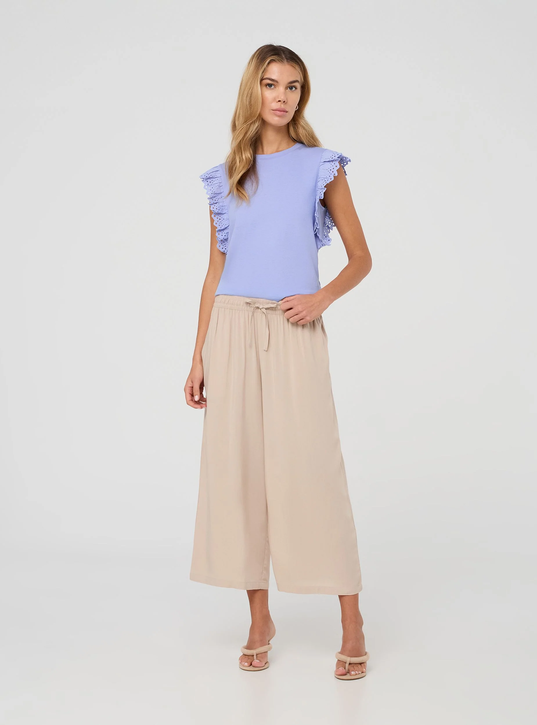 T-shirt con maniche ad aletta