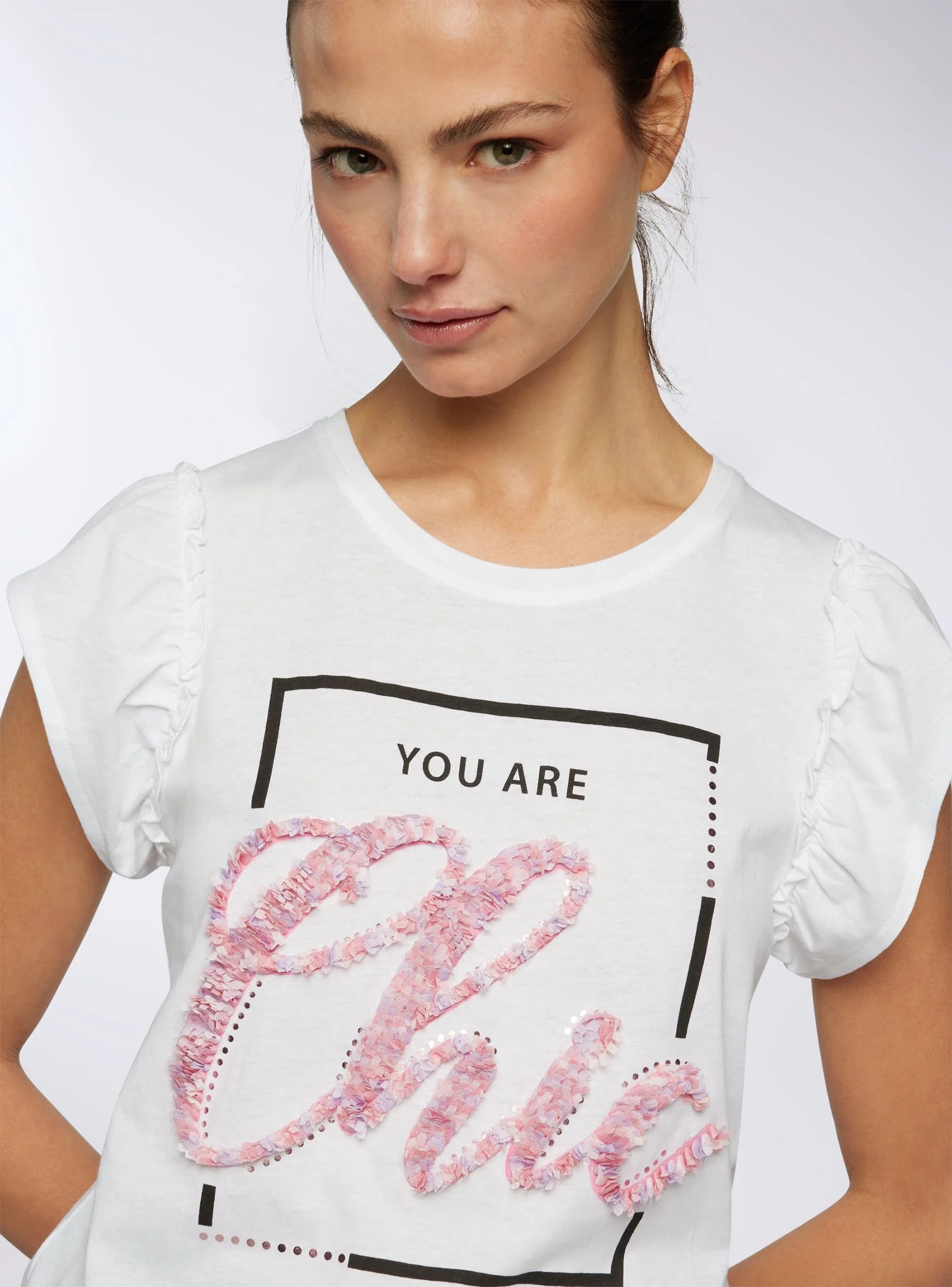 T-shirt con maniche farfalla e applicazioni - Image 2