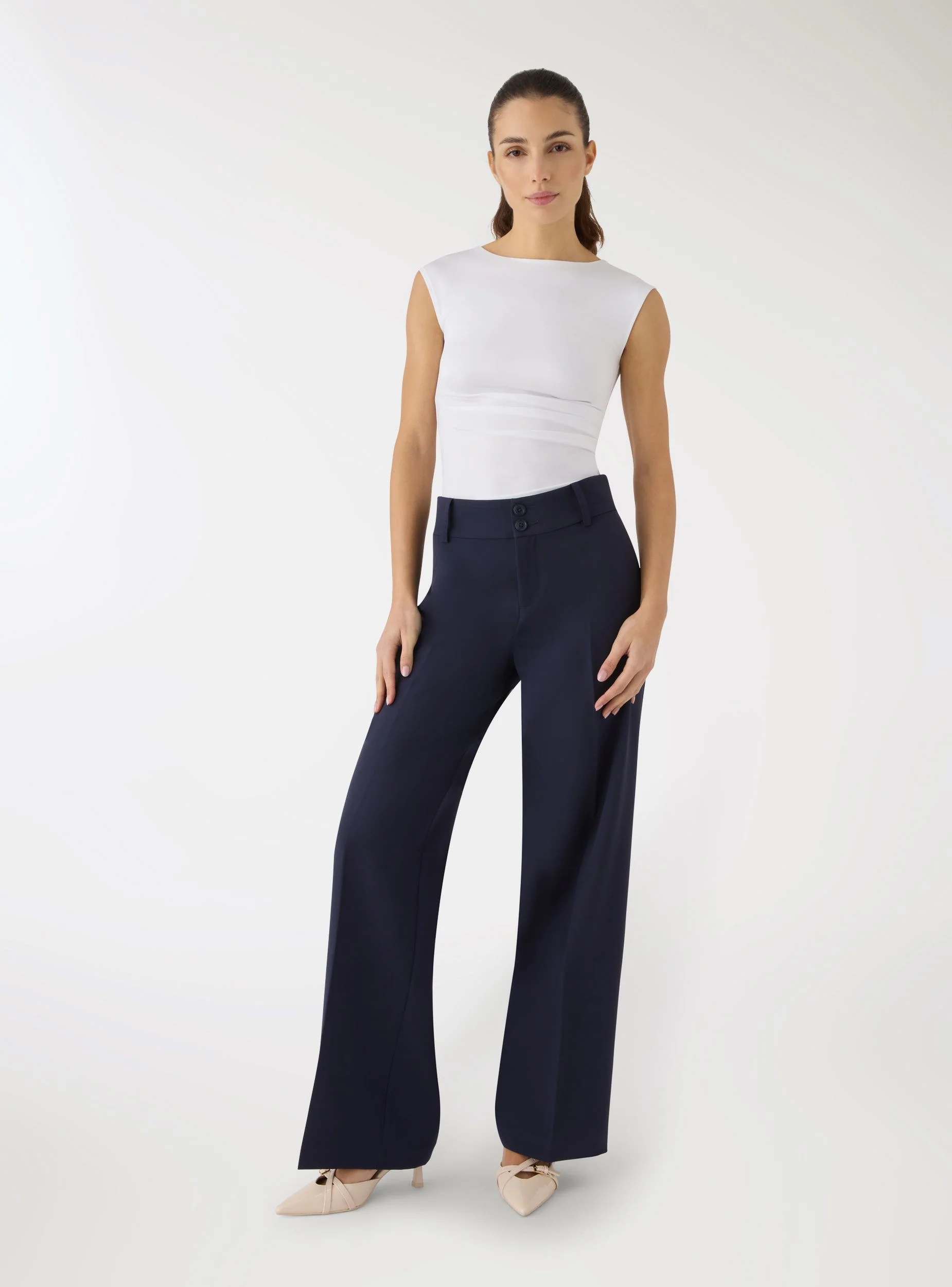 T-shirt con scollo a barchetta e arriccio laterale - Image 2