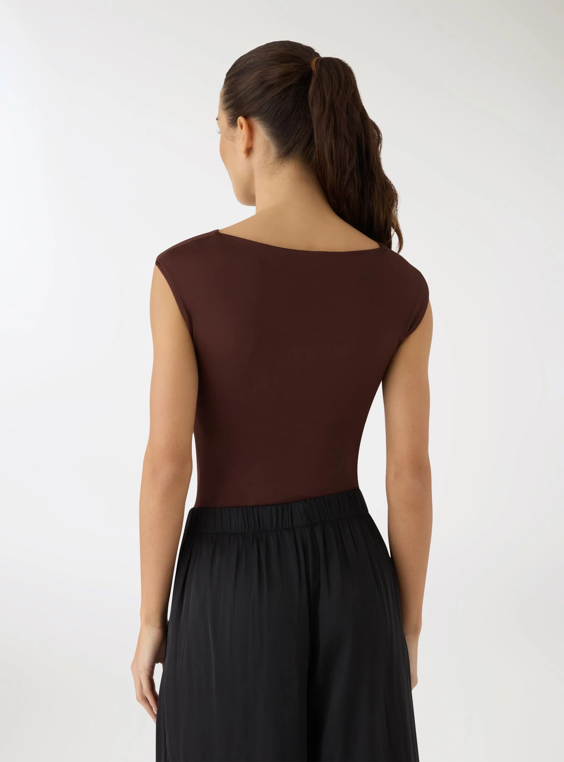 T-shirt con scollo a barchetta e arriccio laterale - Image 2