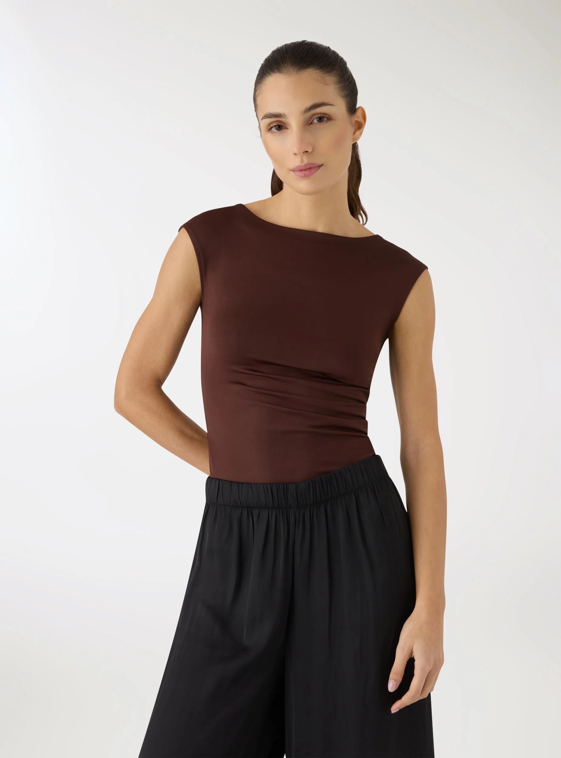 T-shirt con scollo a barchetta e arriccio laterale - Image 3