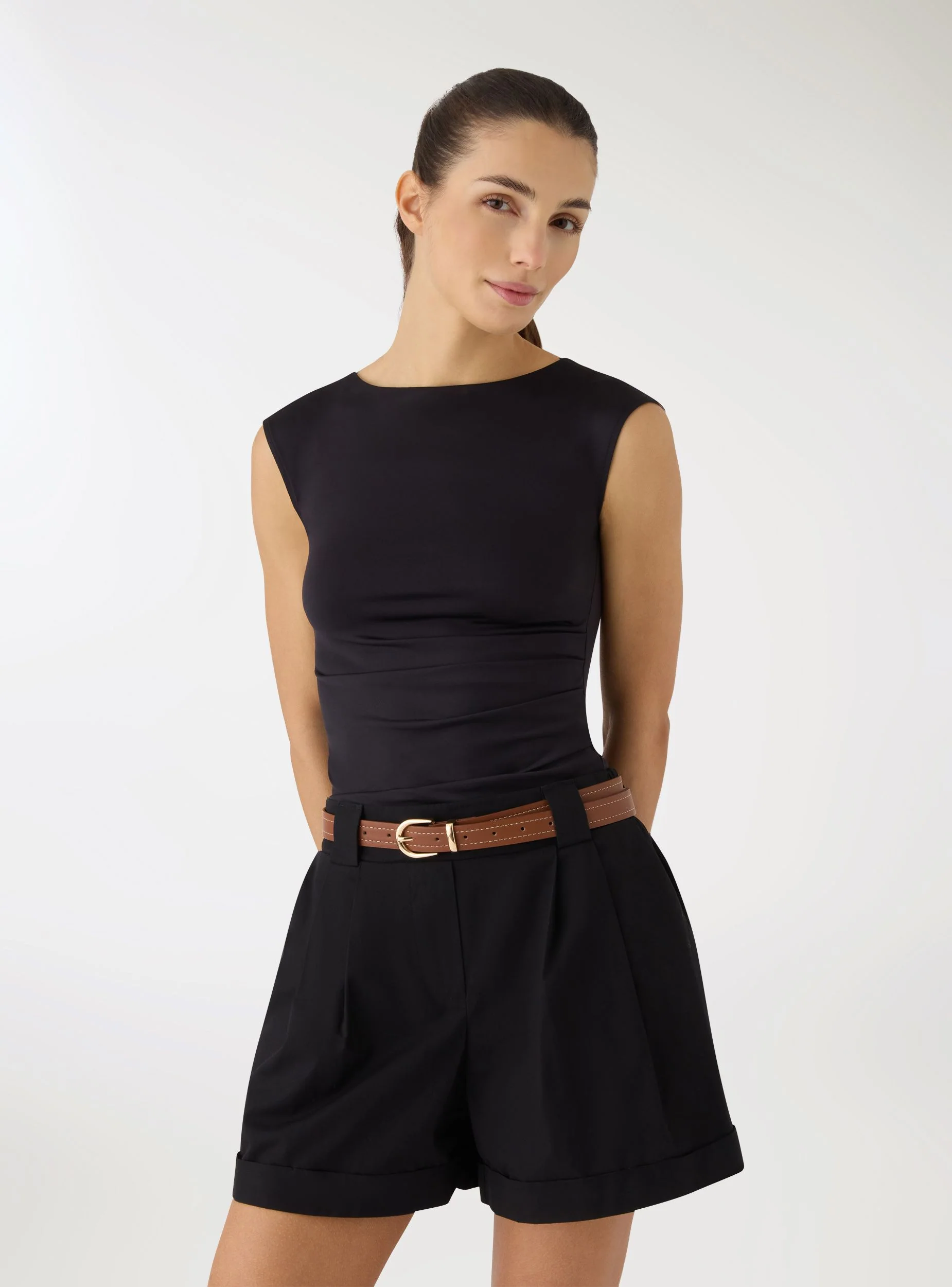 T-shirt con scollo a barchetta e arriccio laterale - Image 8