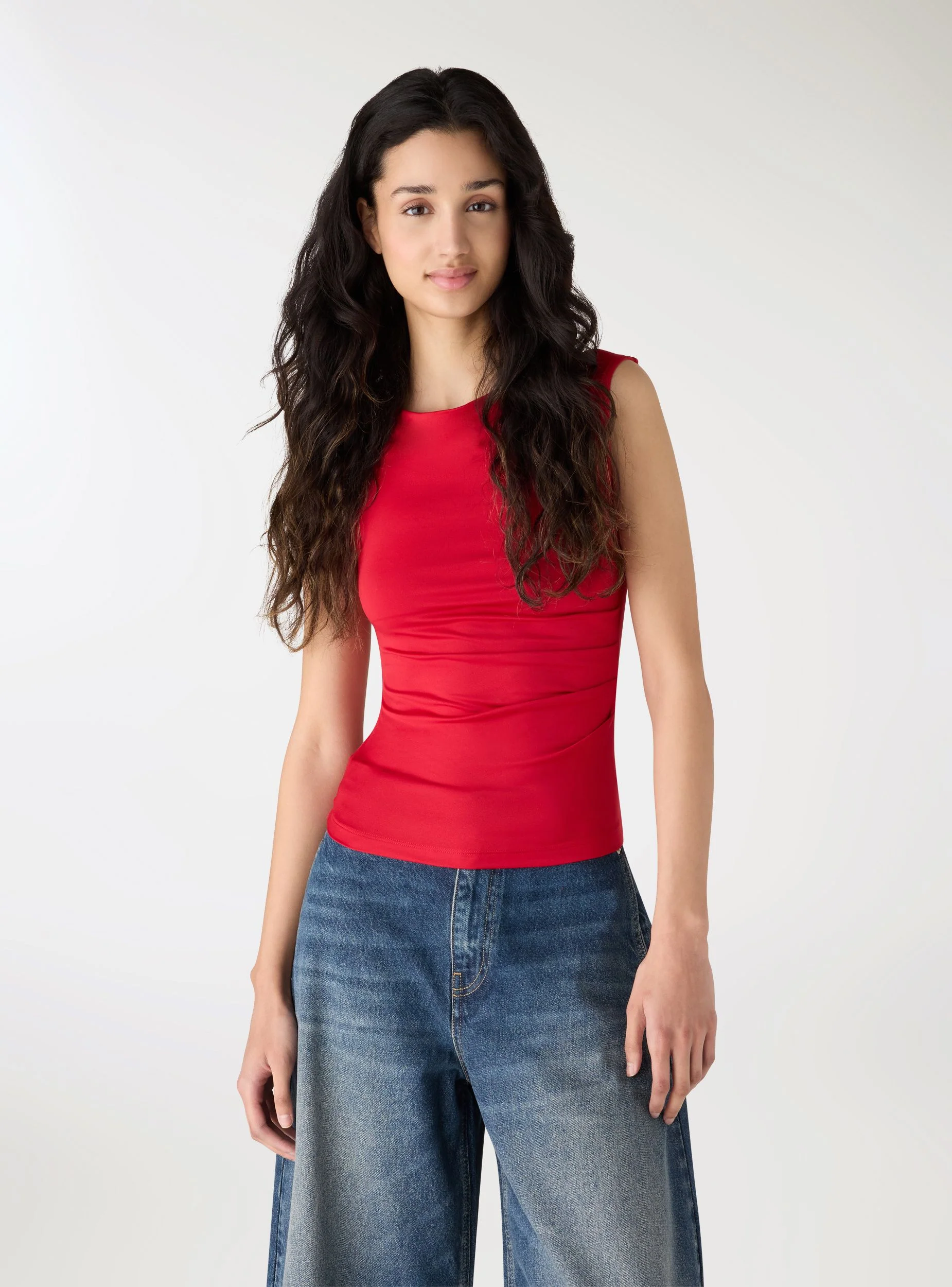 T-shirt con scollo a barchetta e arriccio laterale - Image 2