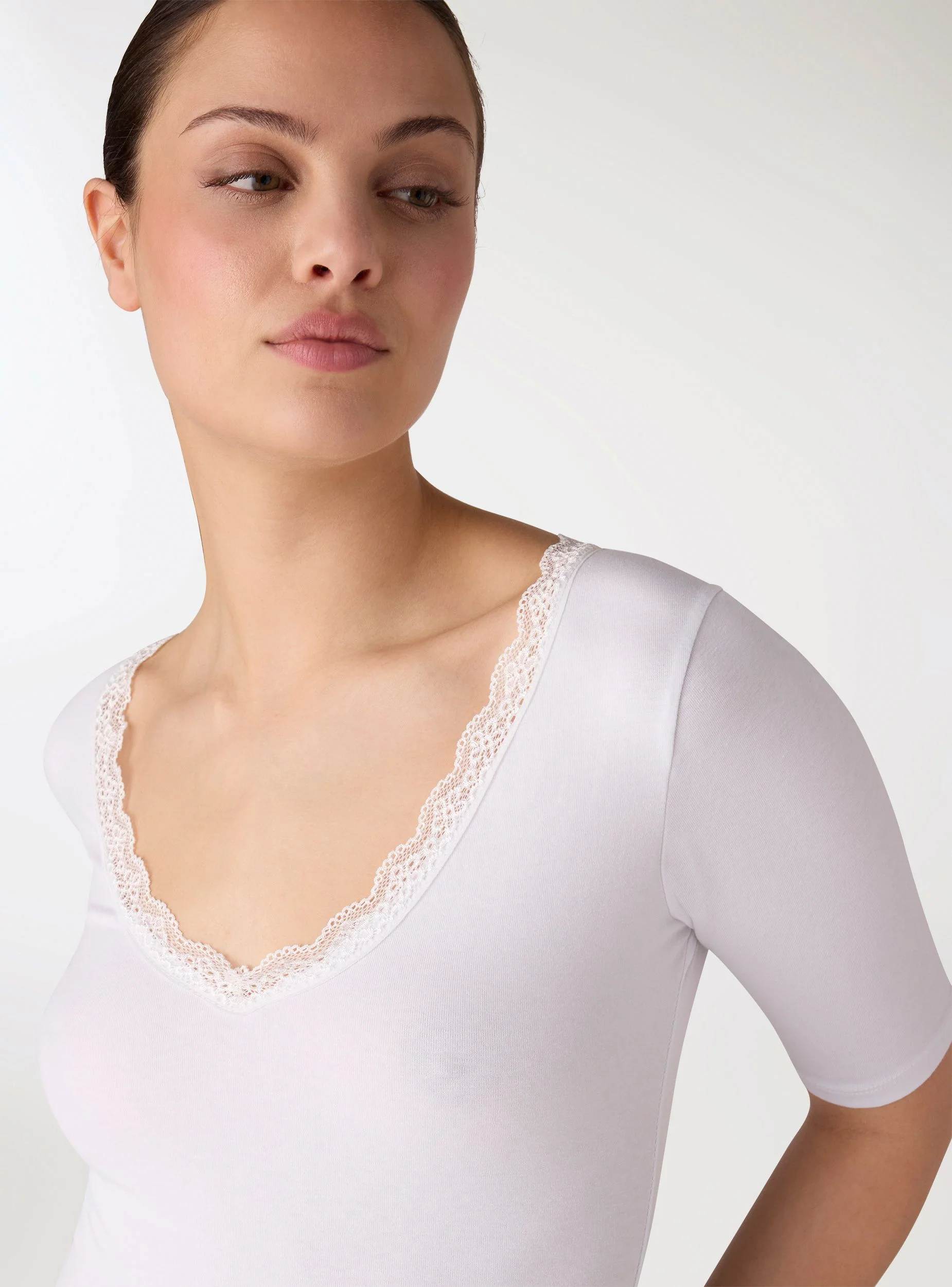 T-shirt con scollo a V e bordo in pizzo - Image 4