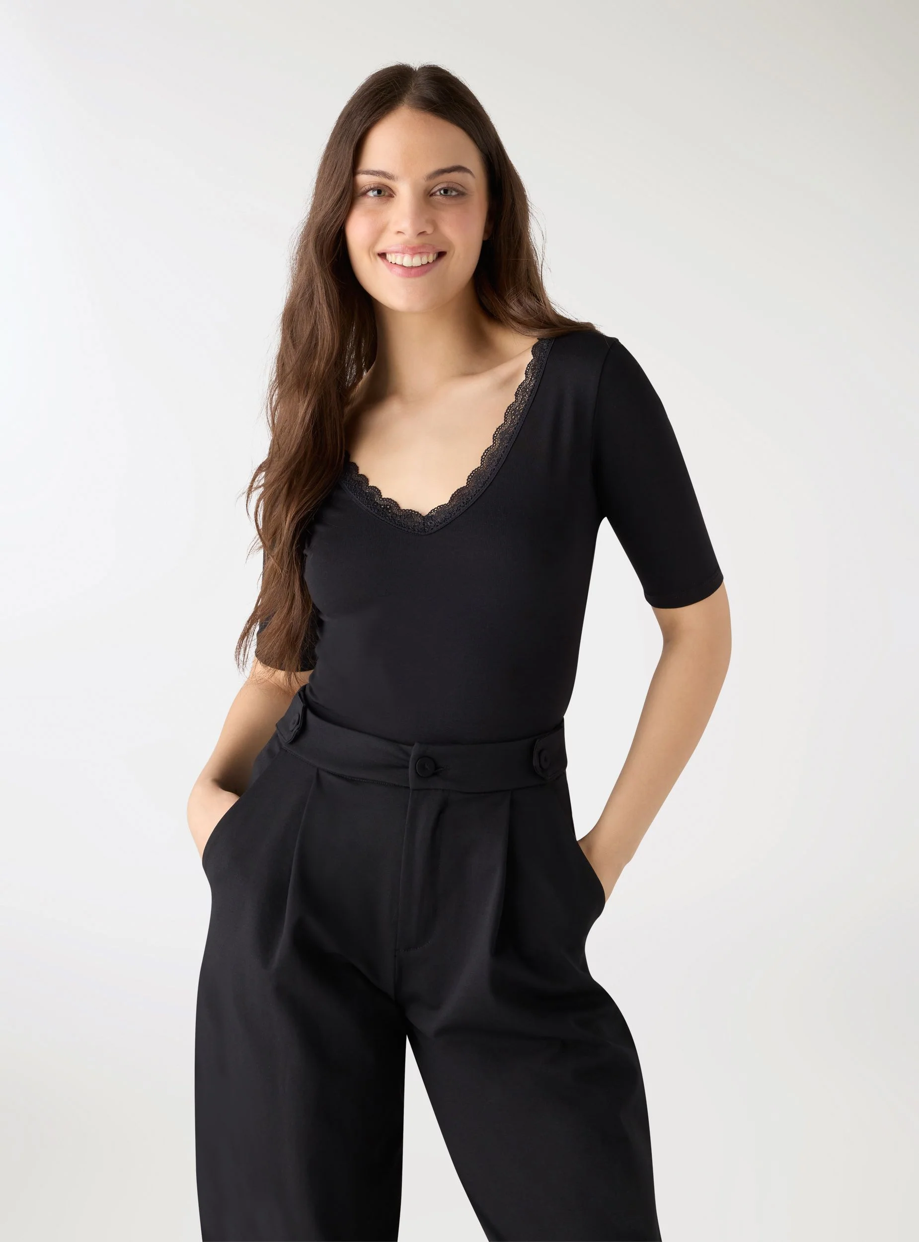 T-shirt con scollo a V e bordo in pizzo - Image 2