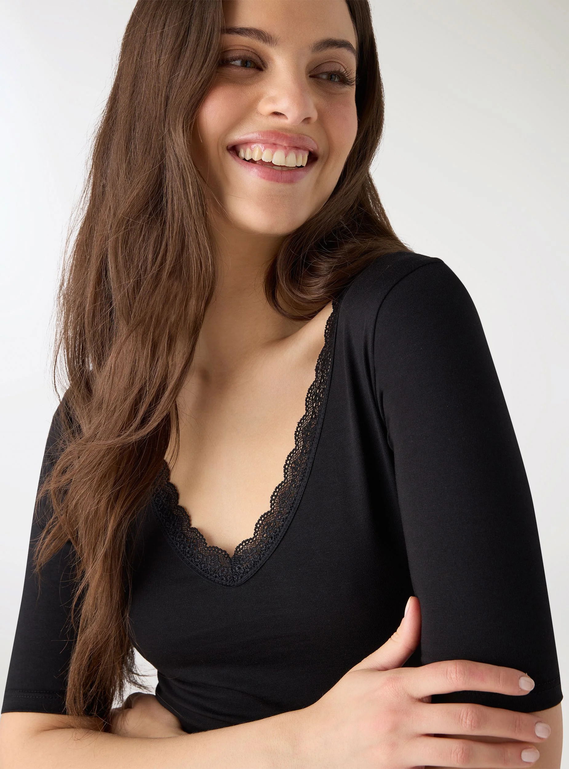 T-shirt con scollo a V e bordo in pizzo - Image 4