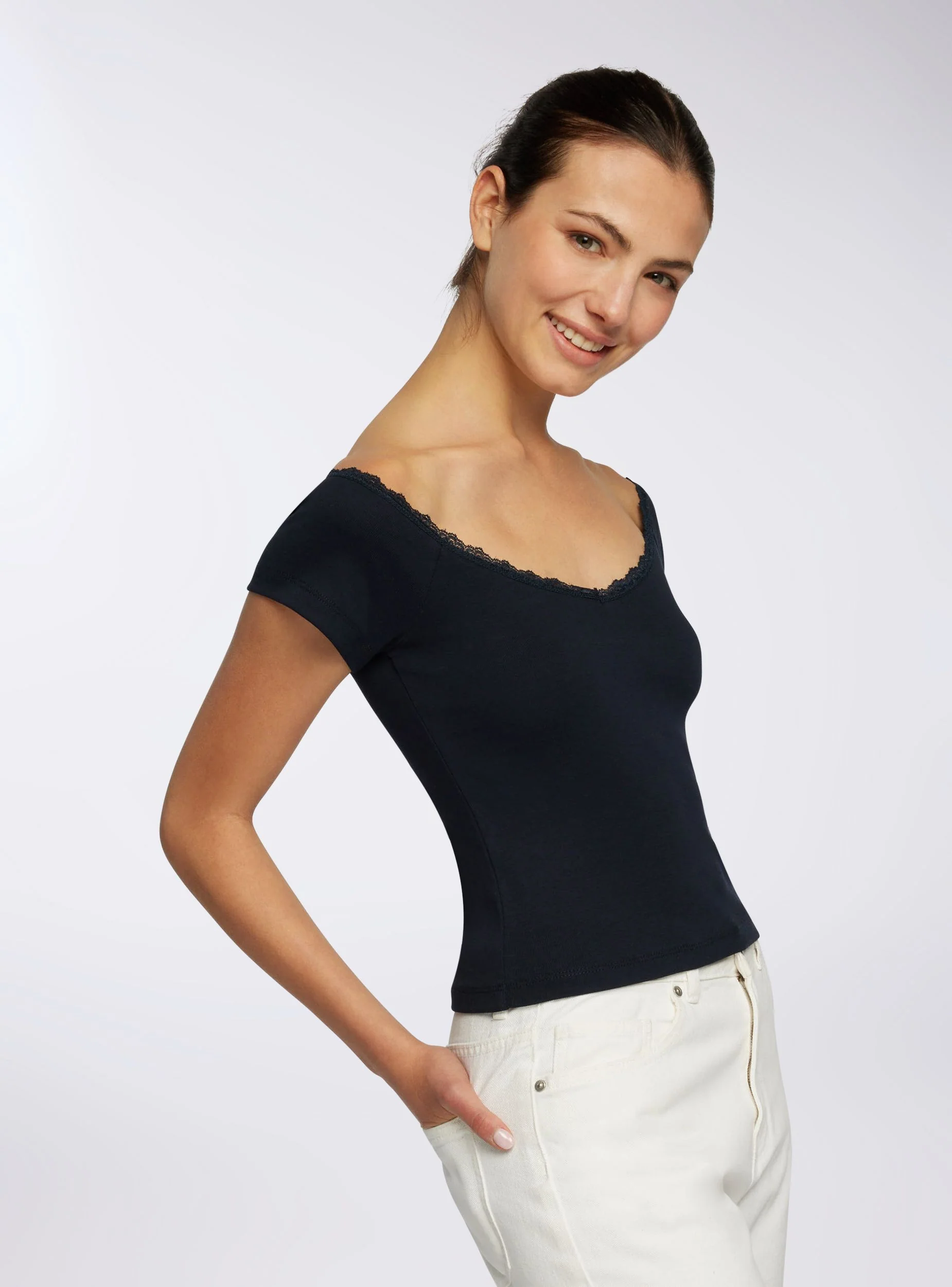 T-shirt con scollo a V e dettaglio in pizzo - Image 3