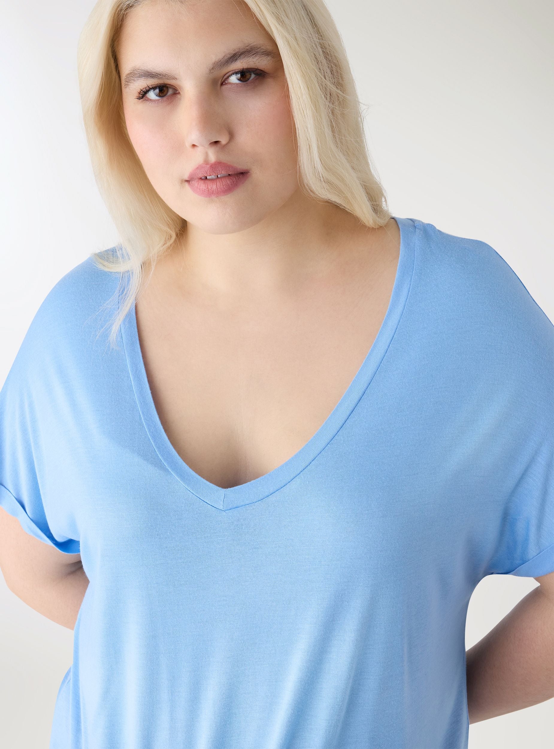 T-shirt con scollo a V - Image 3