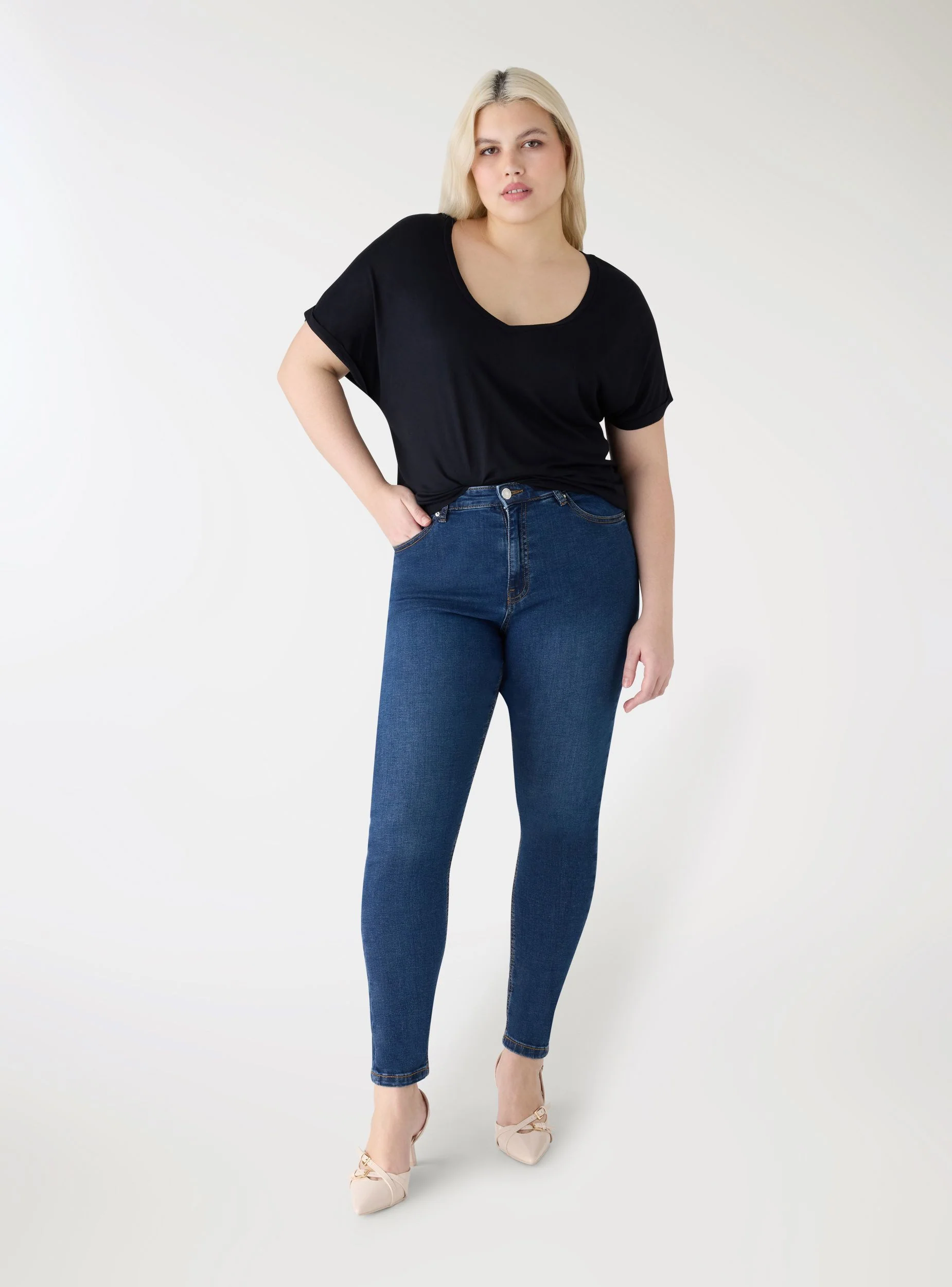 T-shirt con scollo a V - Image 2