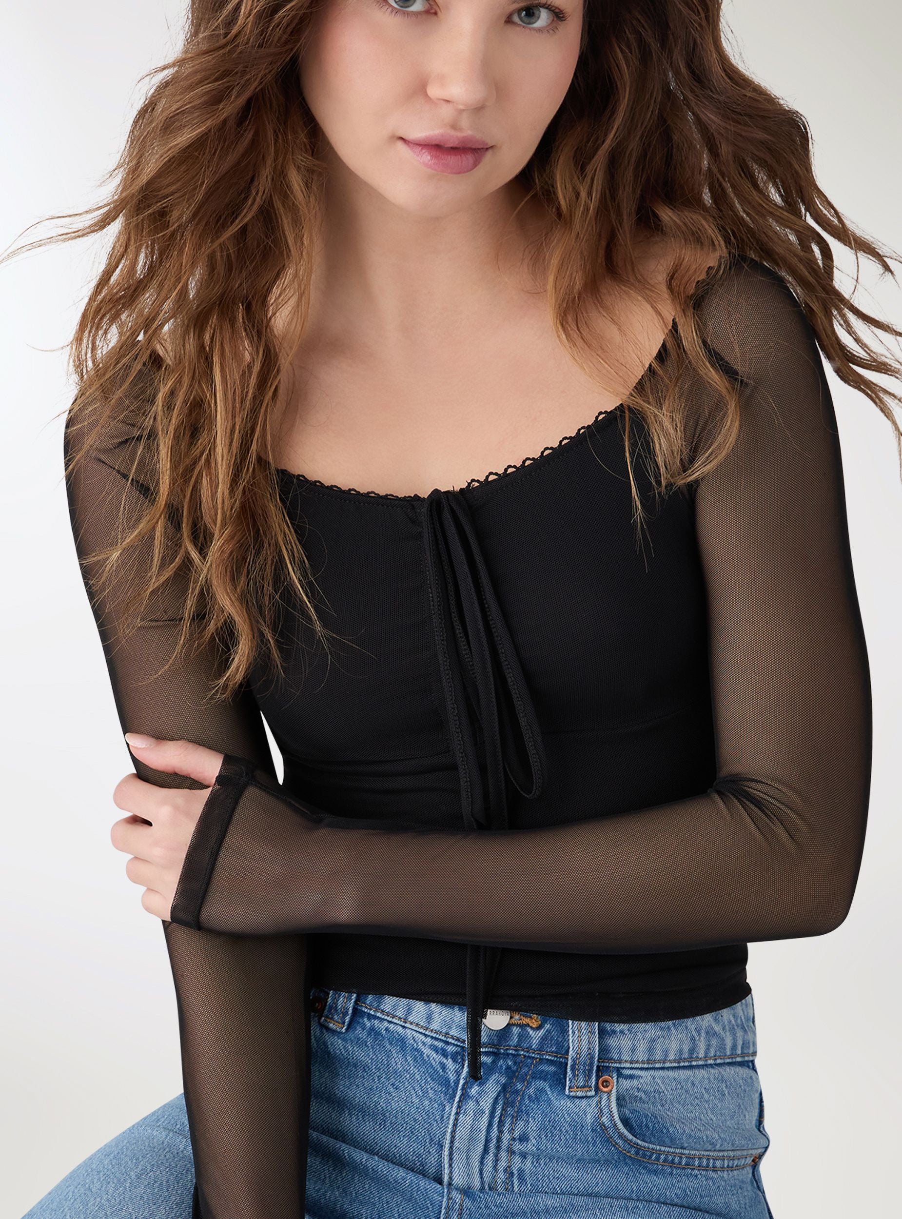 T-shirt con scollo quadrato e laccetti in tulle - Image 4
