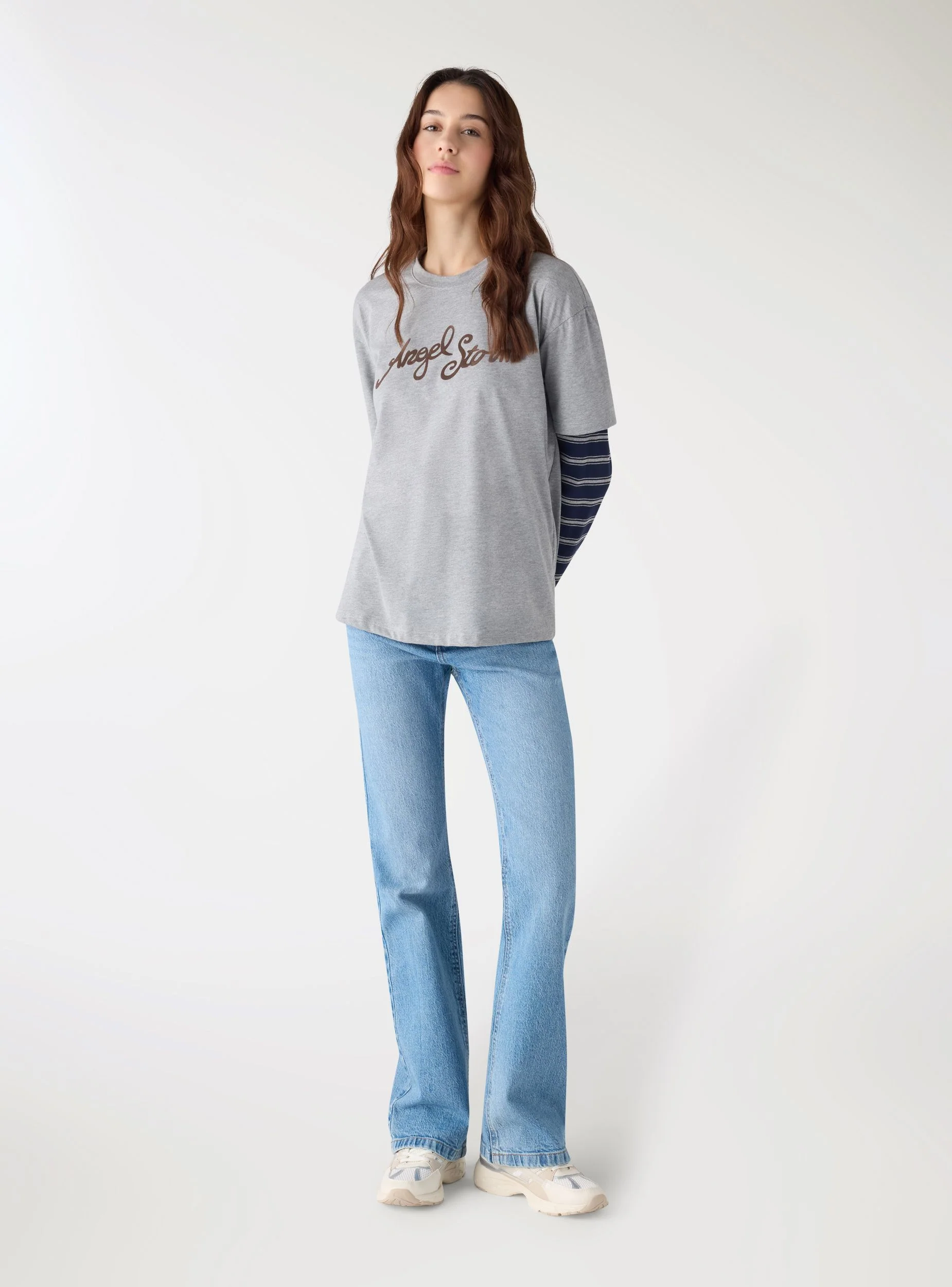 T-shirt con scritta e maniche a righe