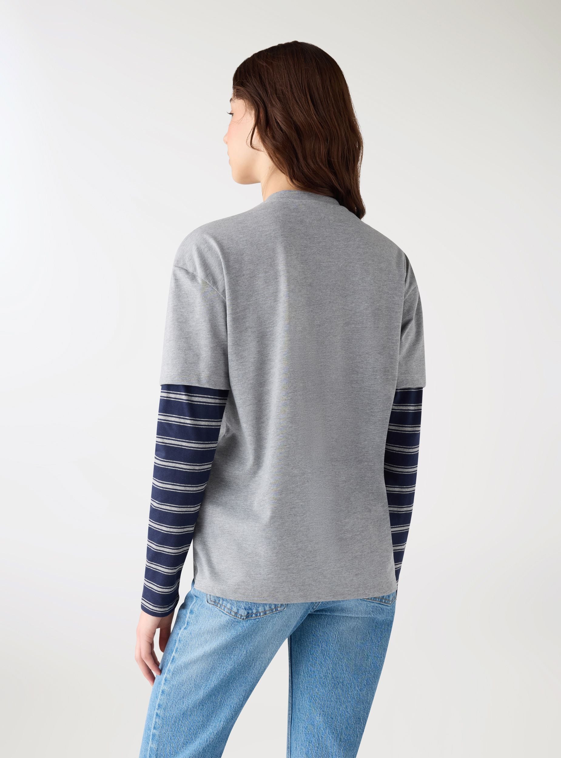 T-shirt con scritta e maniche a righe - Image 2