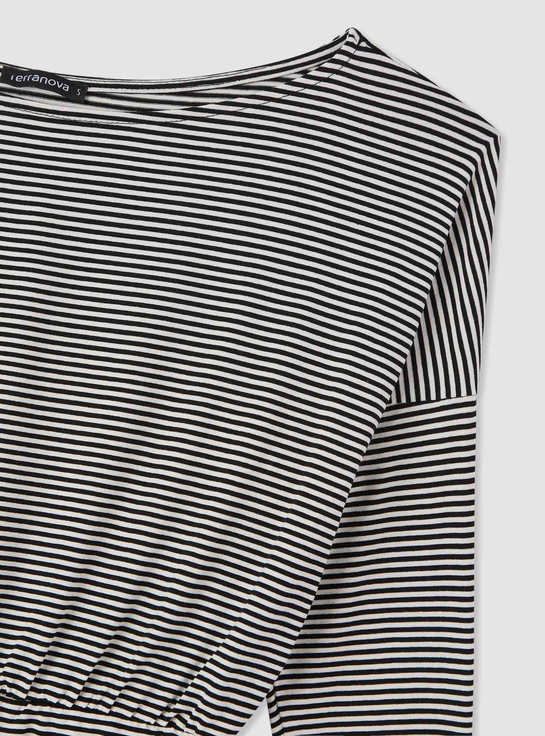 T-shirt con spalle scoperte a righe con elastico in vita - Image 6
