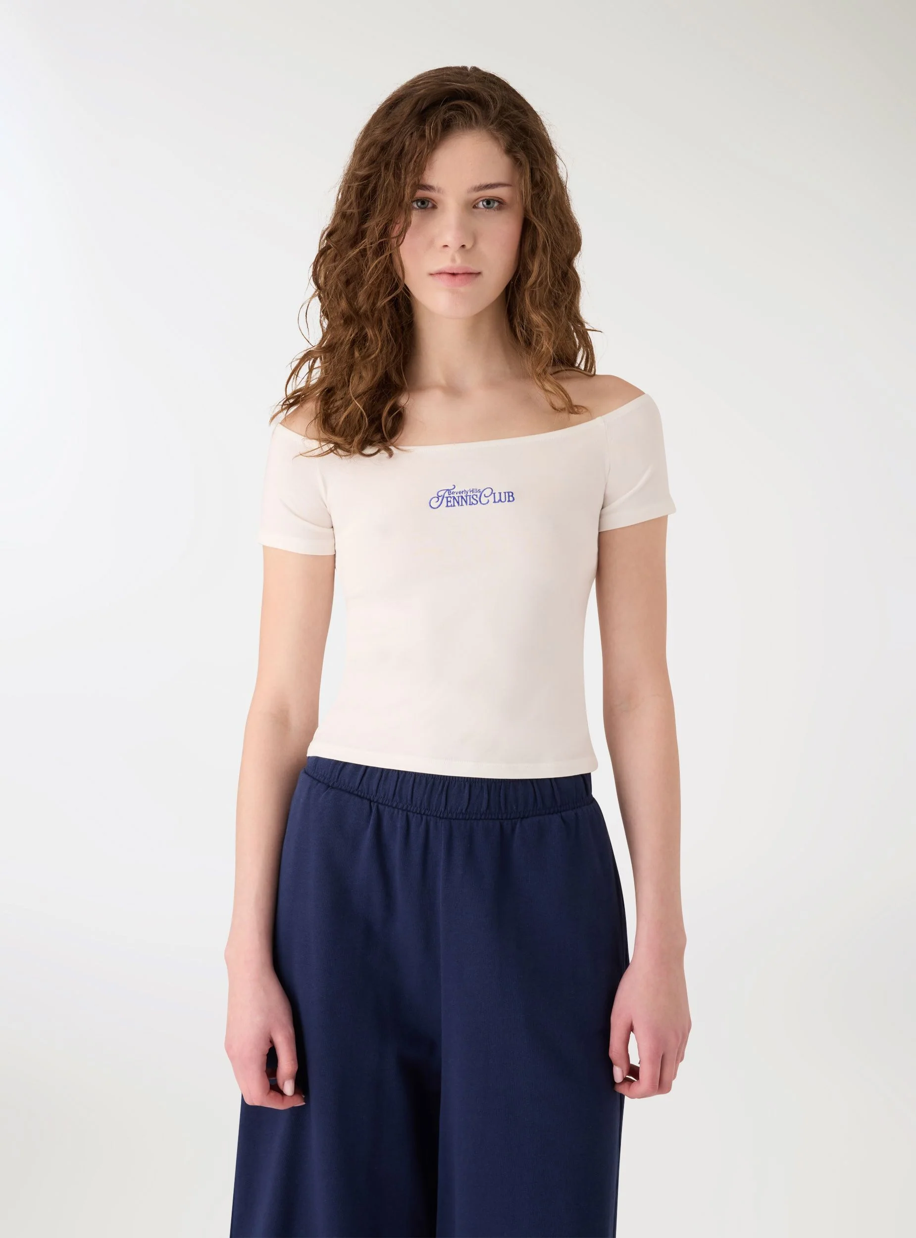 T-shirt con spalle scoperte e ricamo college - Image 3