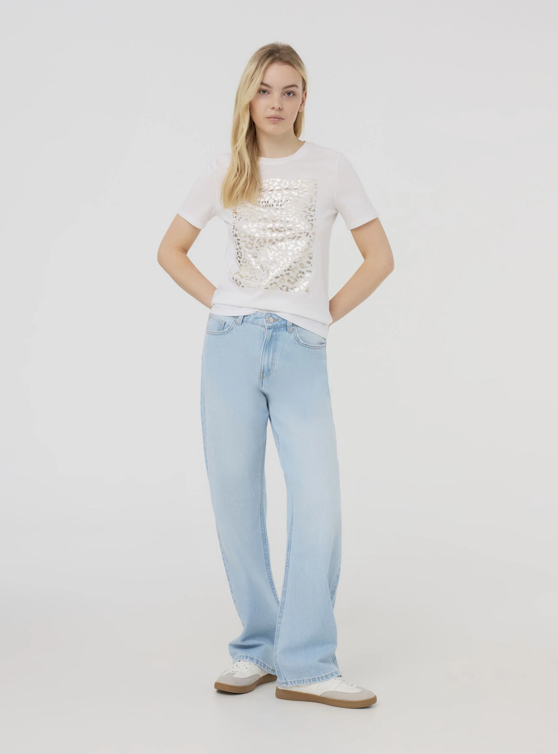 T-shirt con stampa a fantasia laminata
