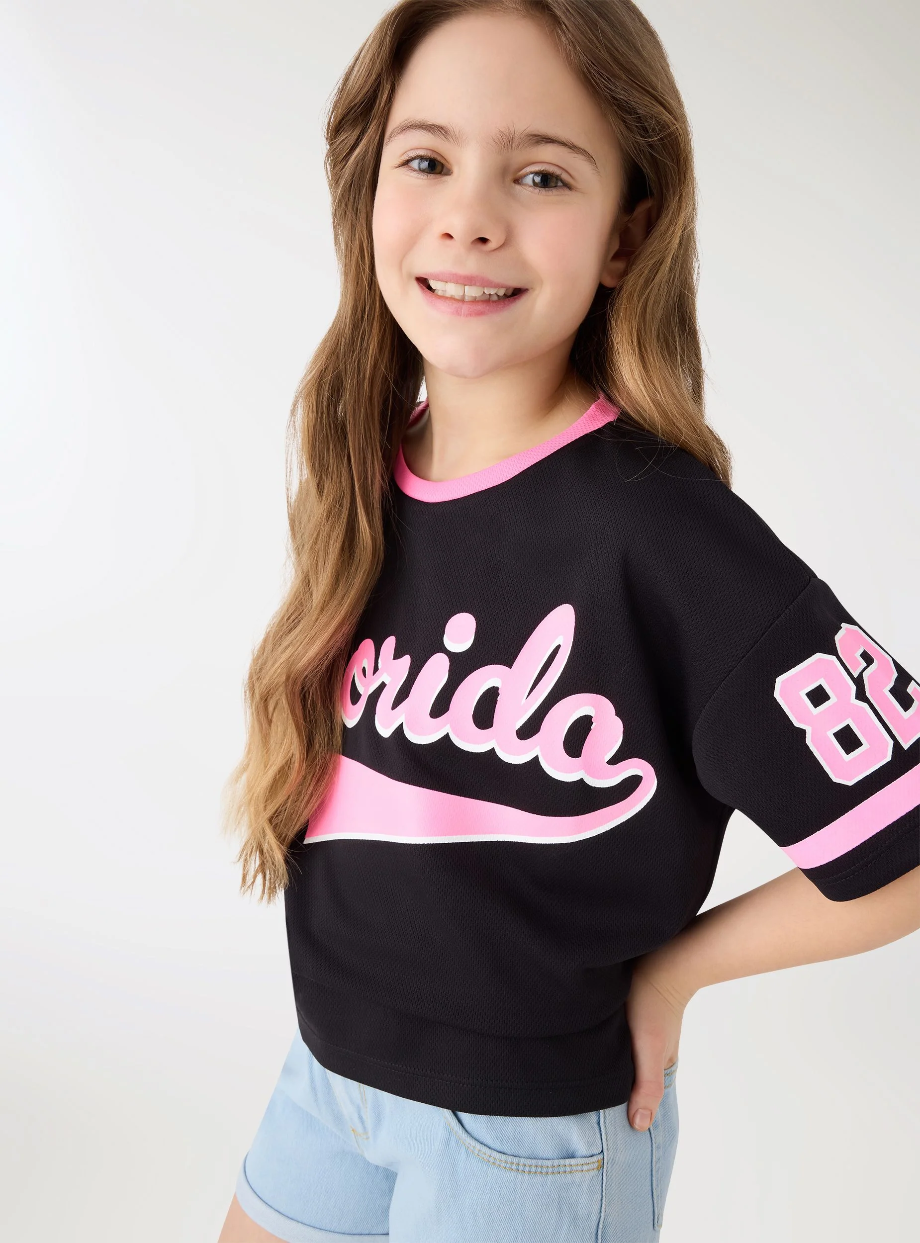 T-shirt con stampa college e profili a contrasto