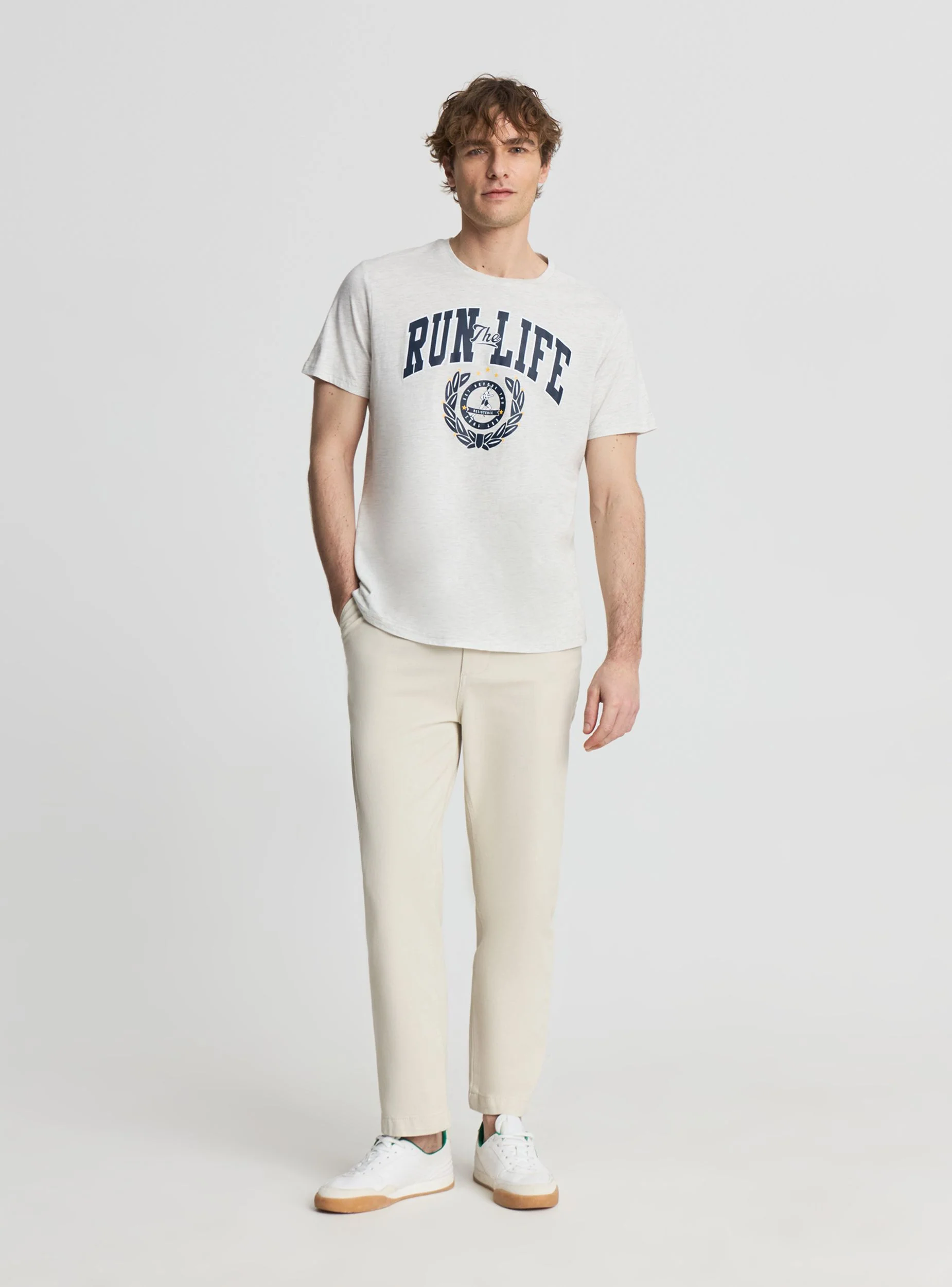 T-shirt con stampa college
