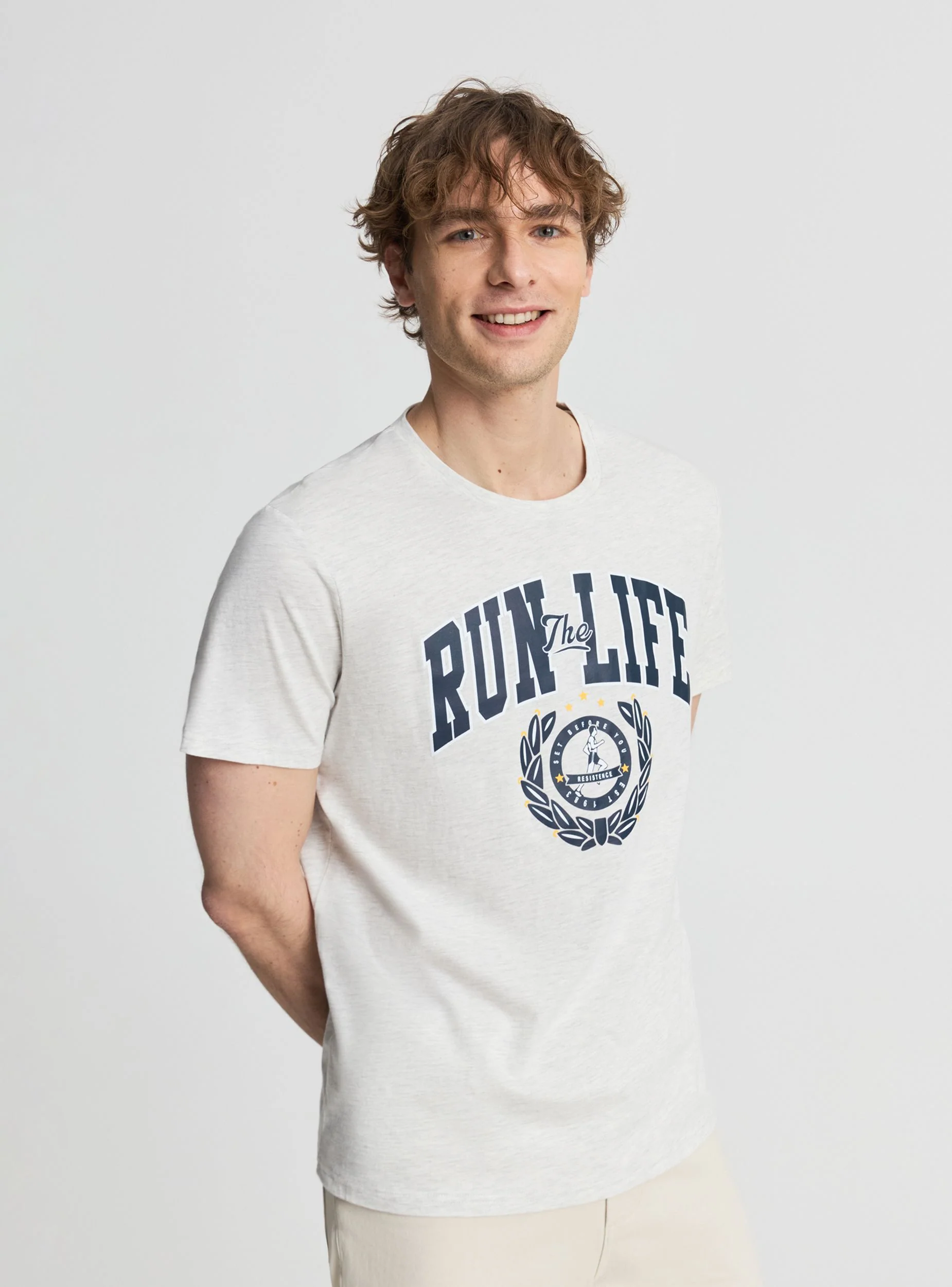 T-shirt con stampa college - Image 2