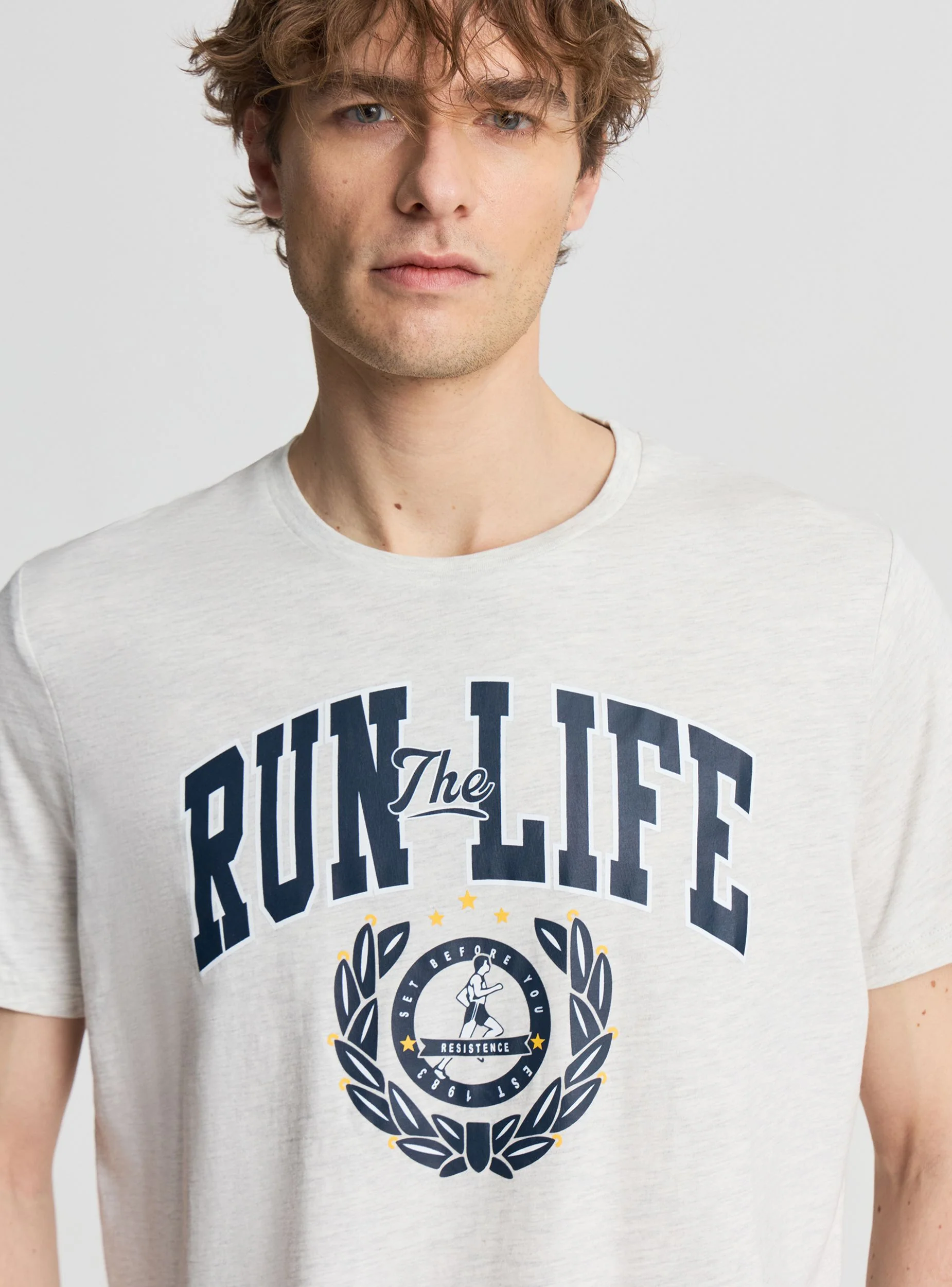 T-shirt con stampa college - Image 4