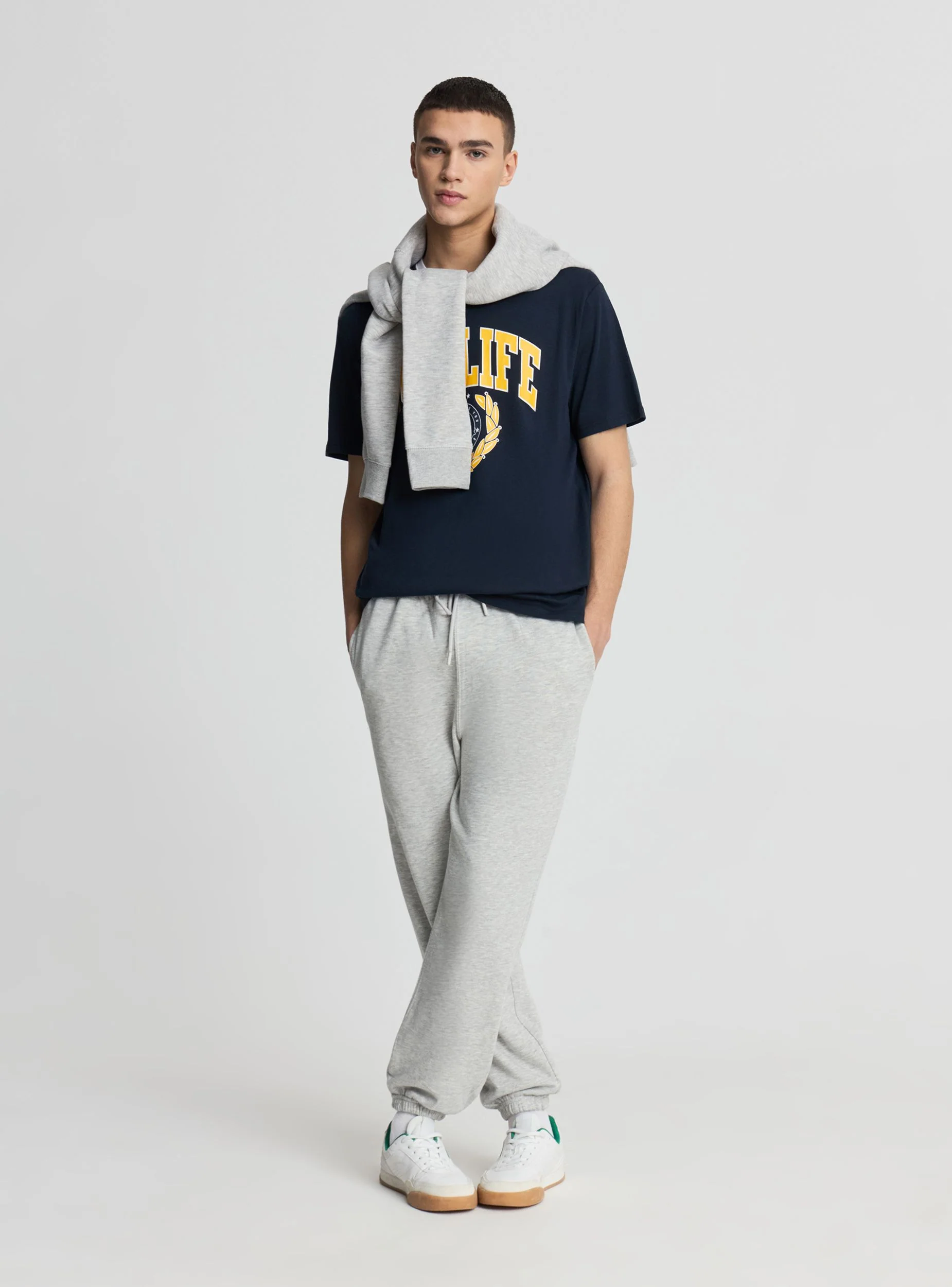 T-shirt con stampa college - Image 2