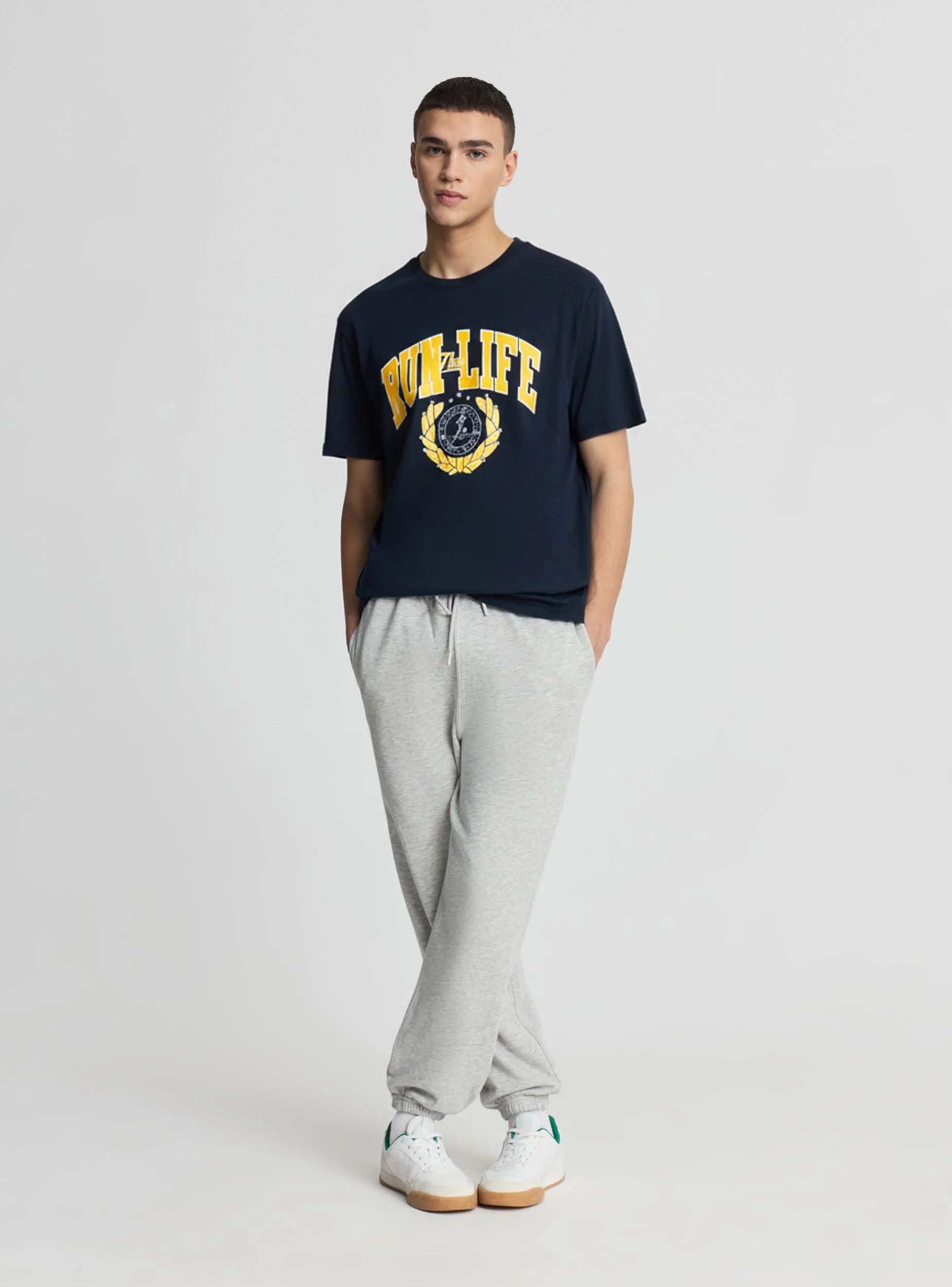 T-shirt con stampa college - Image 4