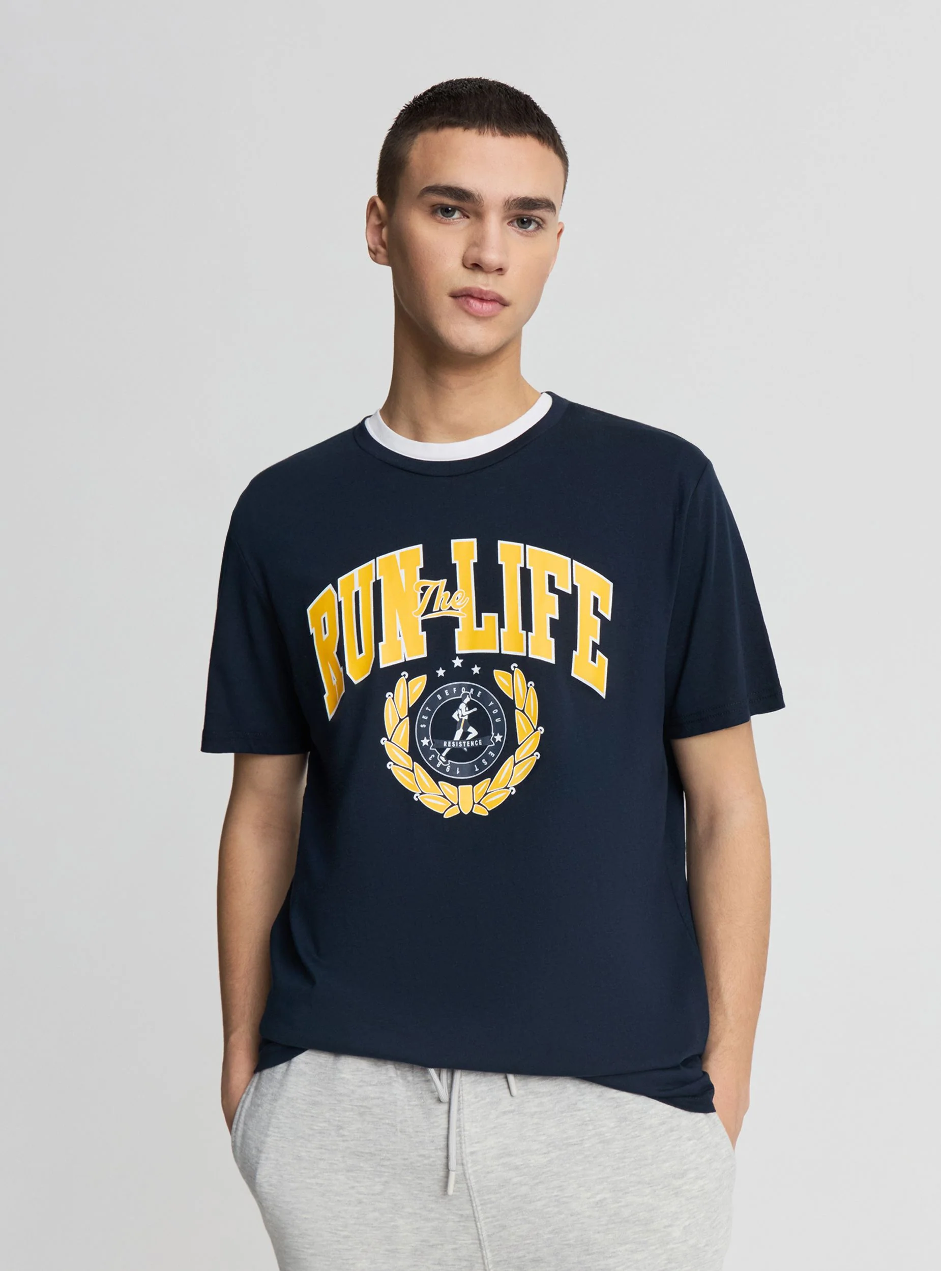 T-shirt con stampa college - Image 5