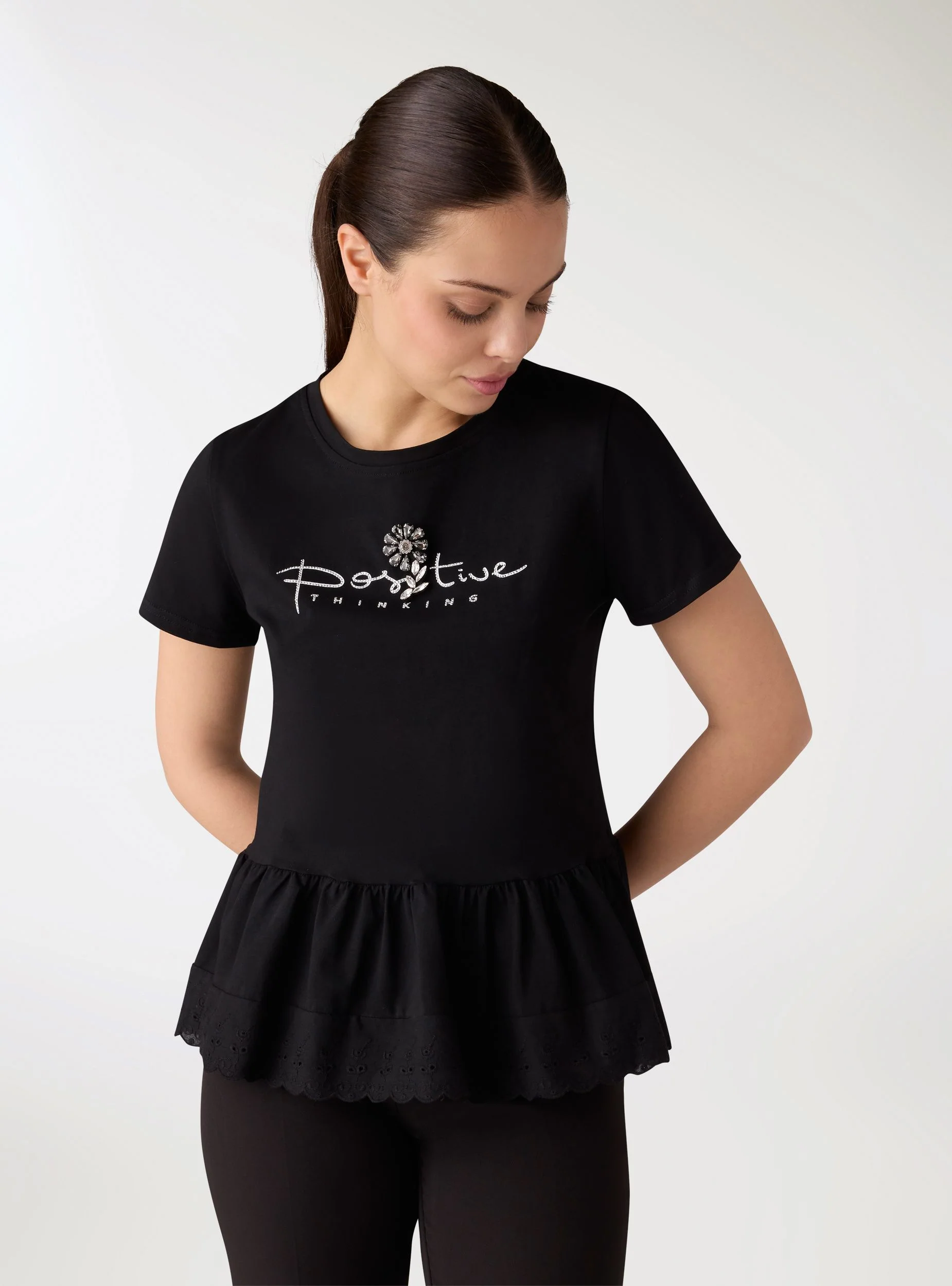 T-shirt con stampa e balza in sangallo - Image 2
