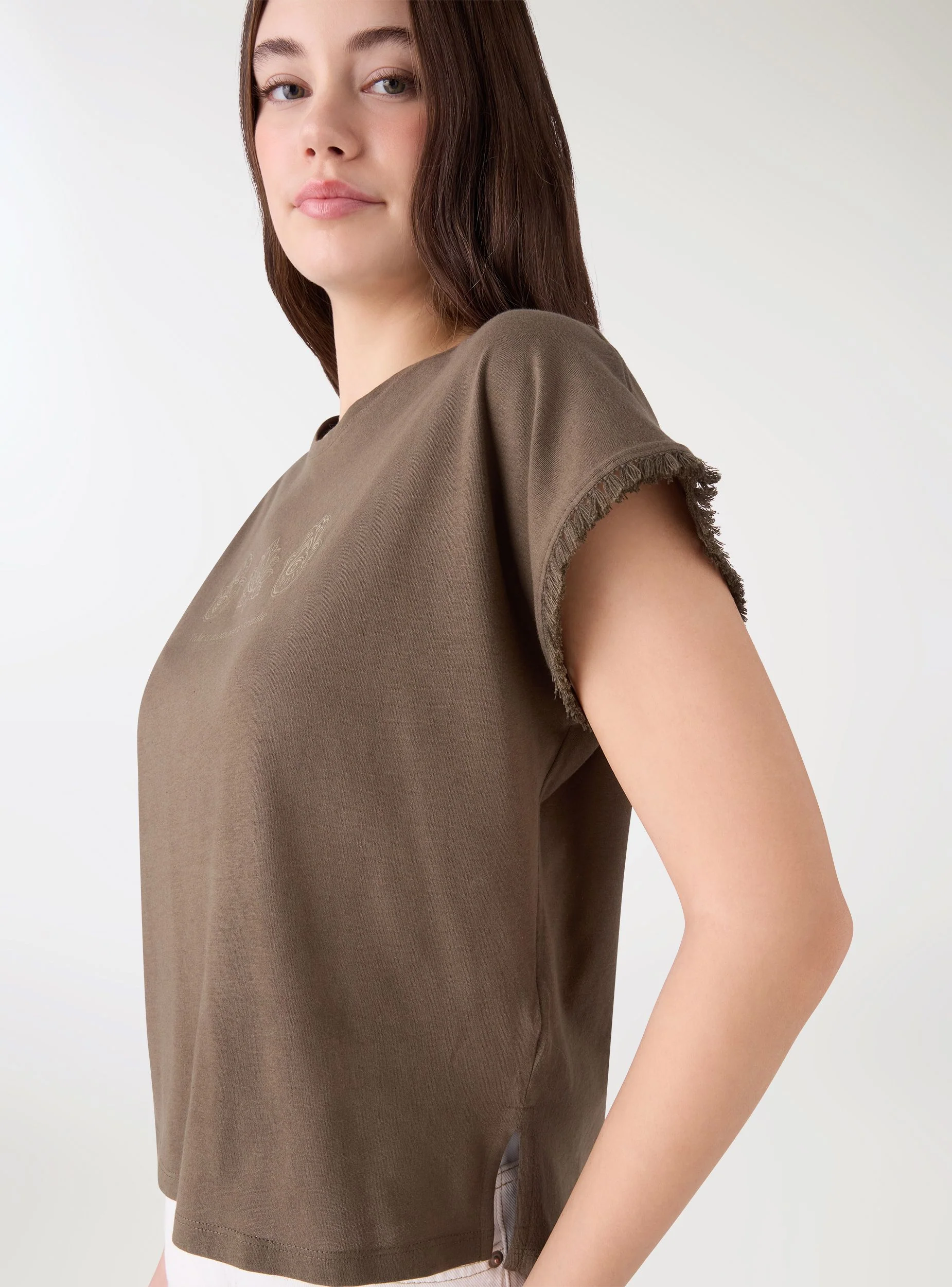 T-shirt con stampa e bordi con frange - Image 4