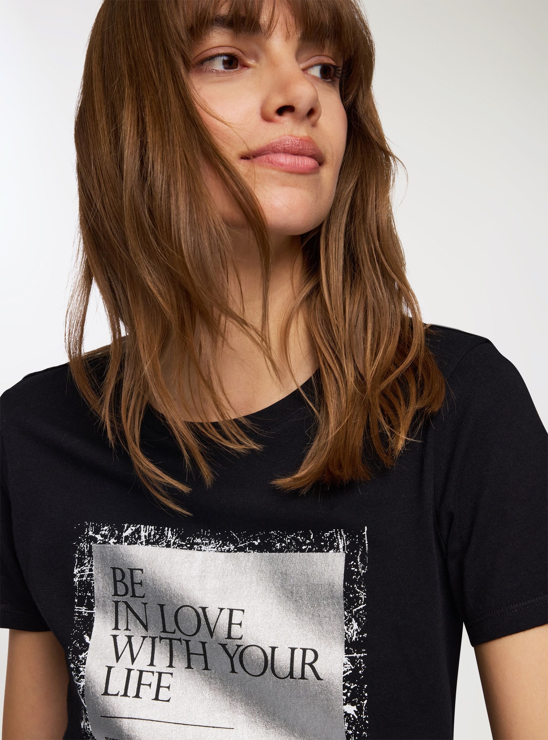T-shirt con stampa e scritta - Image 4