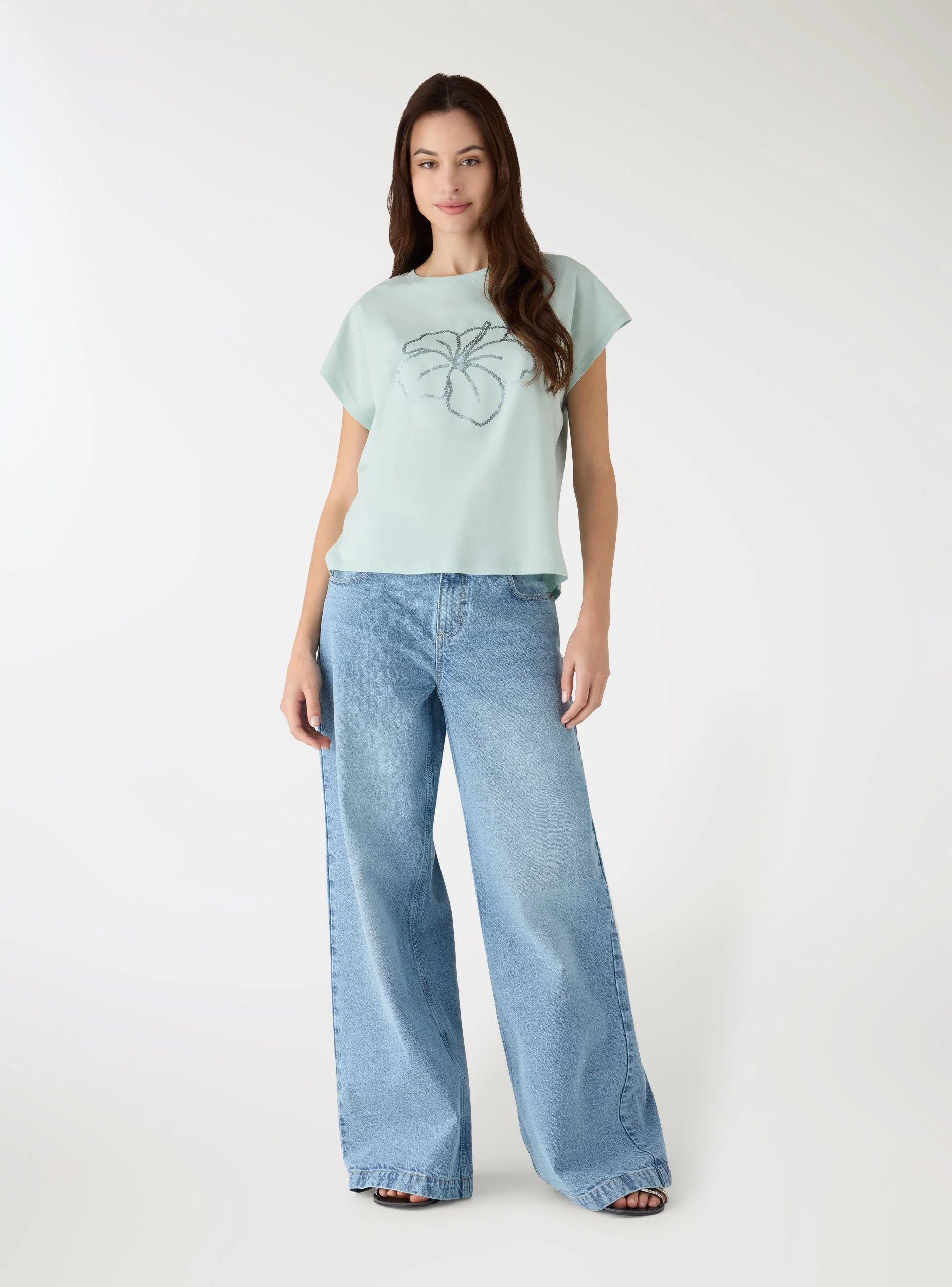 T-shirt con stampa fiori e paillettes - Image 2
