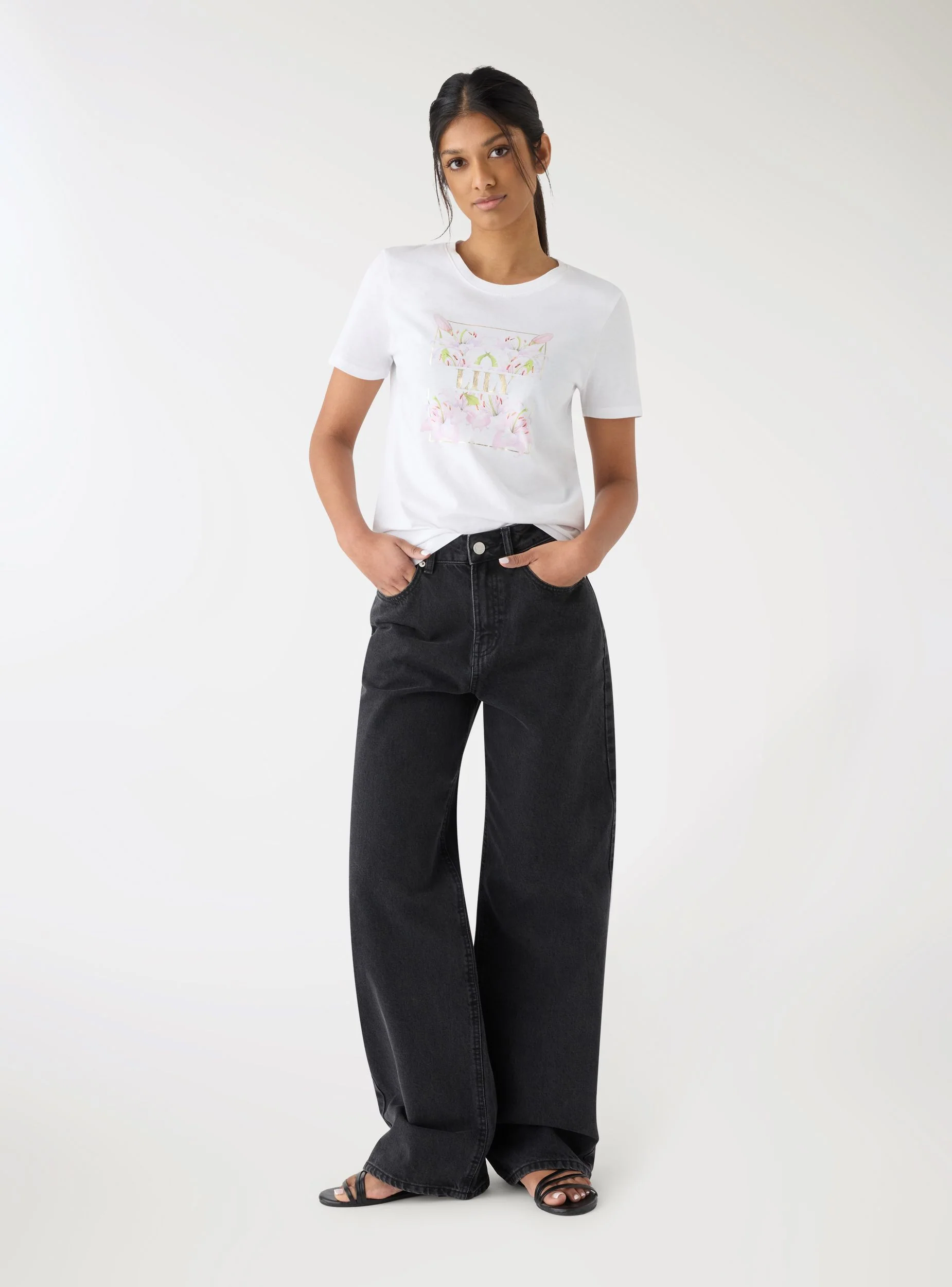 T-shirt con stampa fiori e scritta - Image 2