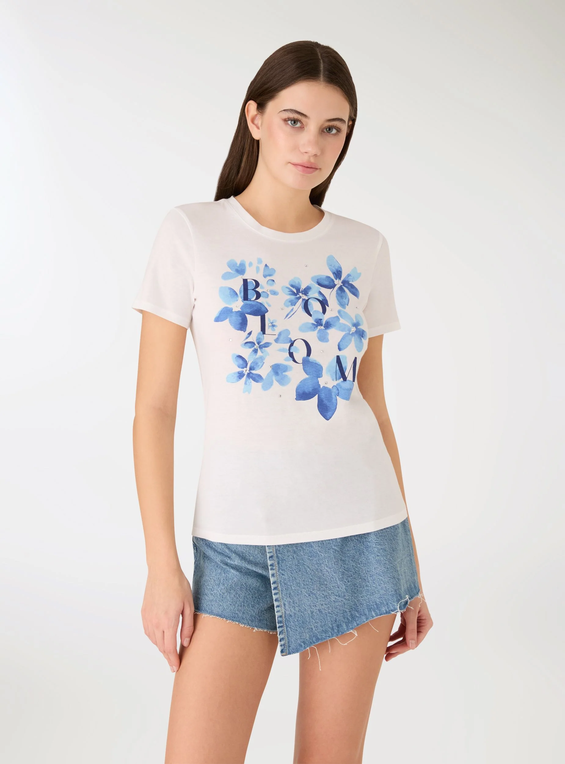 T-shirt con stampa fiori e strass - Image 8