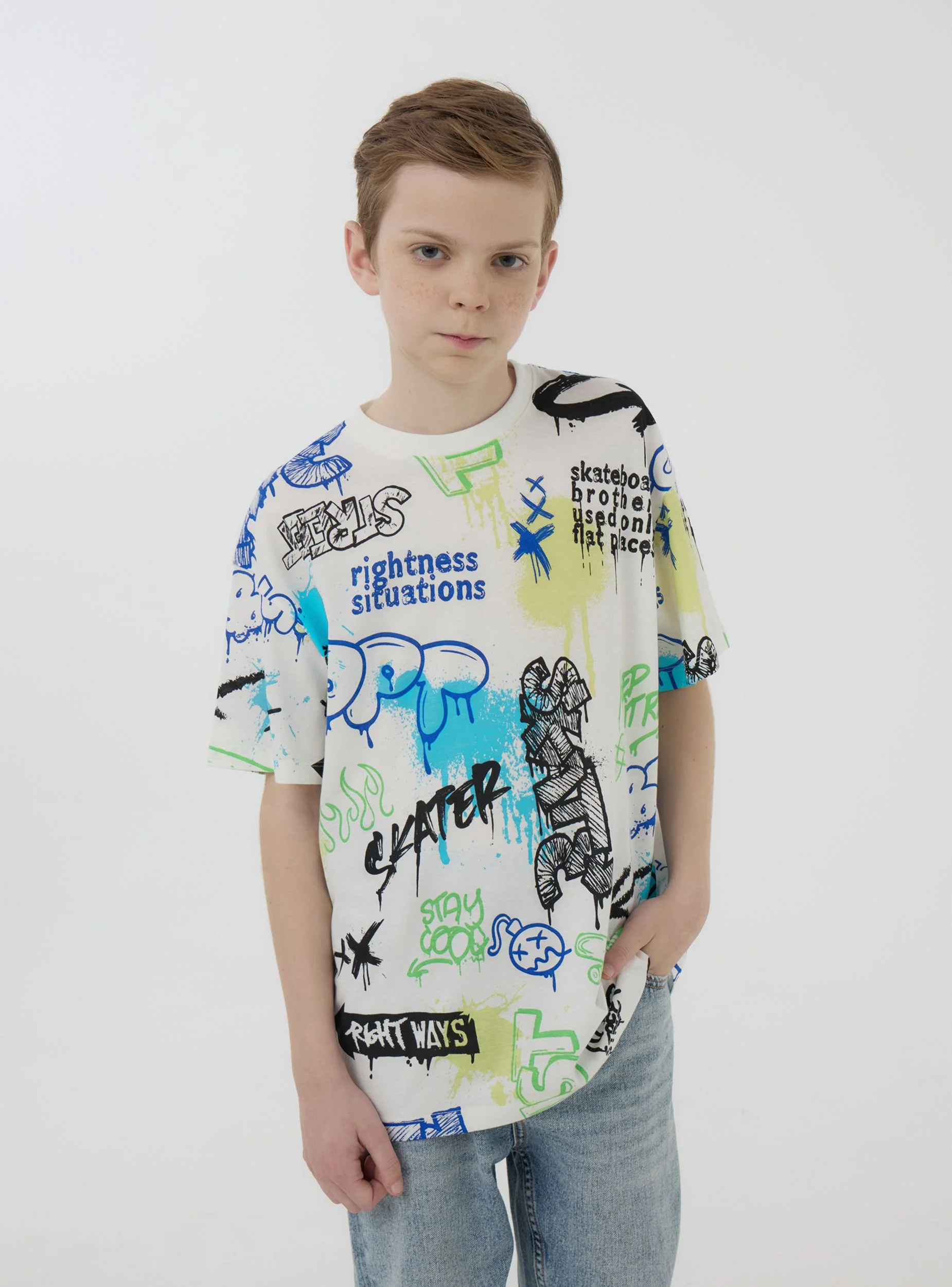 T-shirt con stampa graffiti all-over
