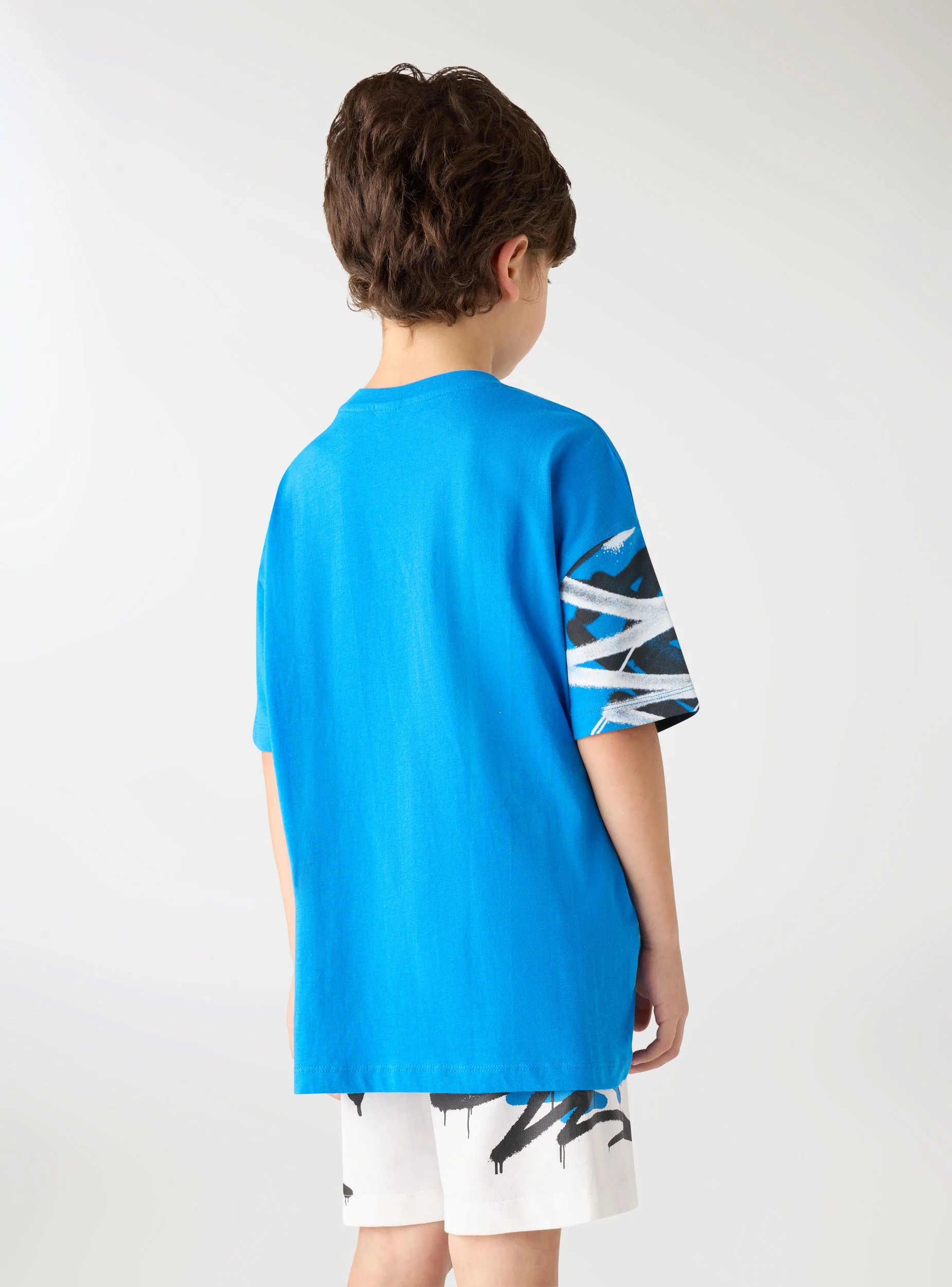 T-shirt con stampa graffiti e scritta - Image 3