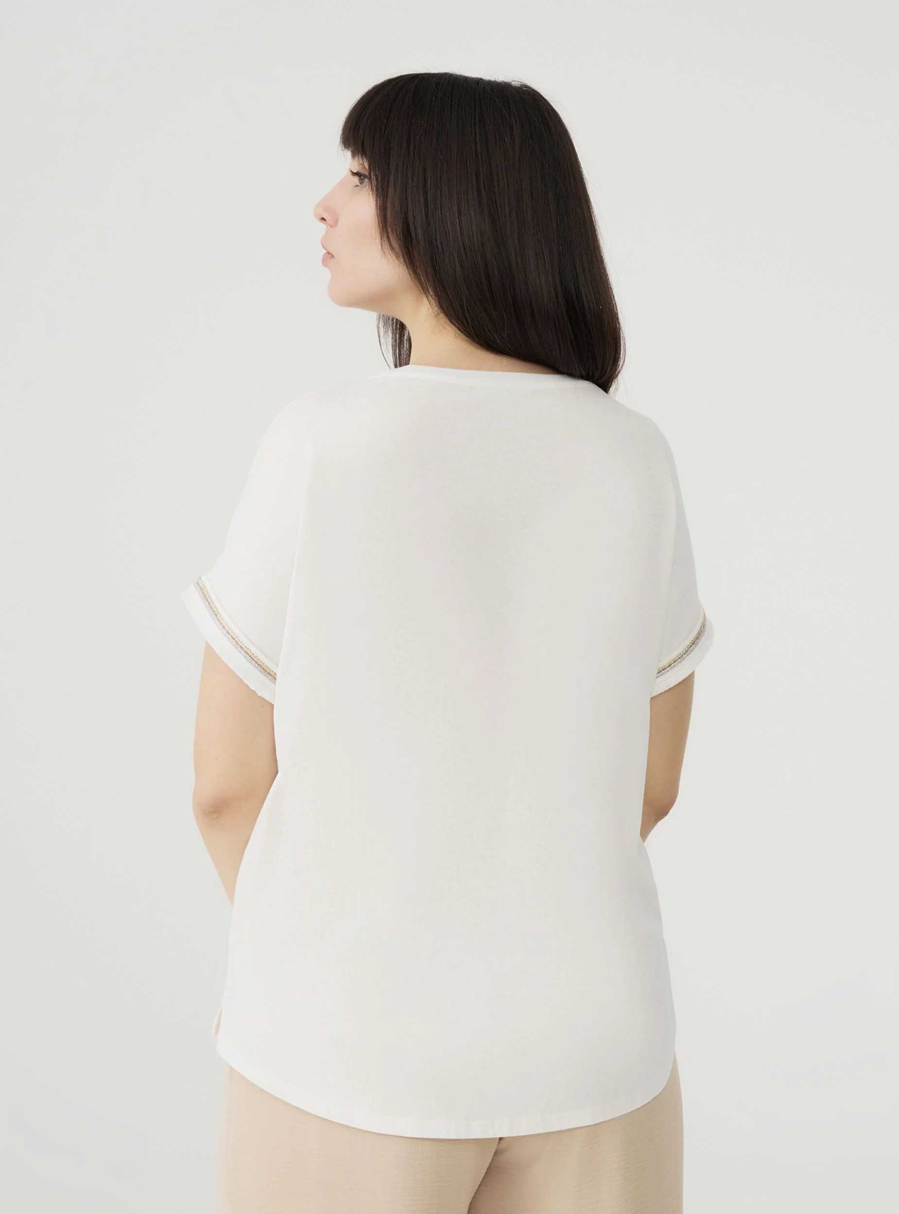 T-shirt con stampa laminata in stile etnico - Image 2