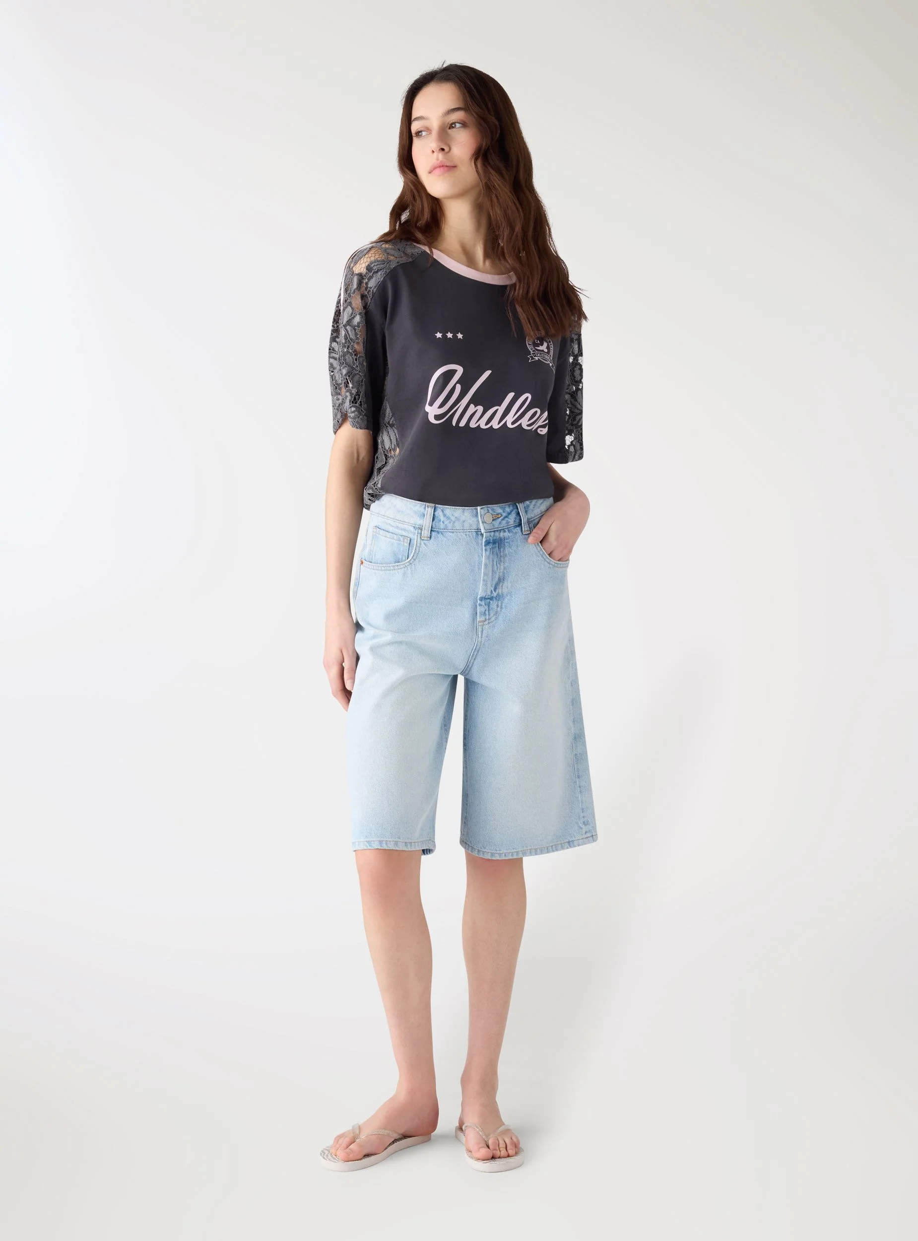 T-shirt con stampa lettering e inserti in pizzo - Image 3