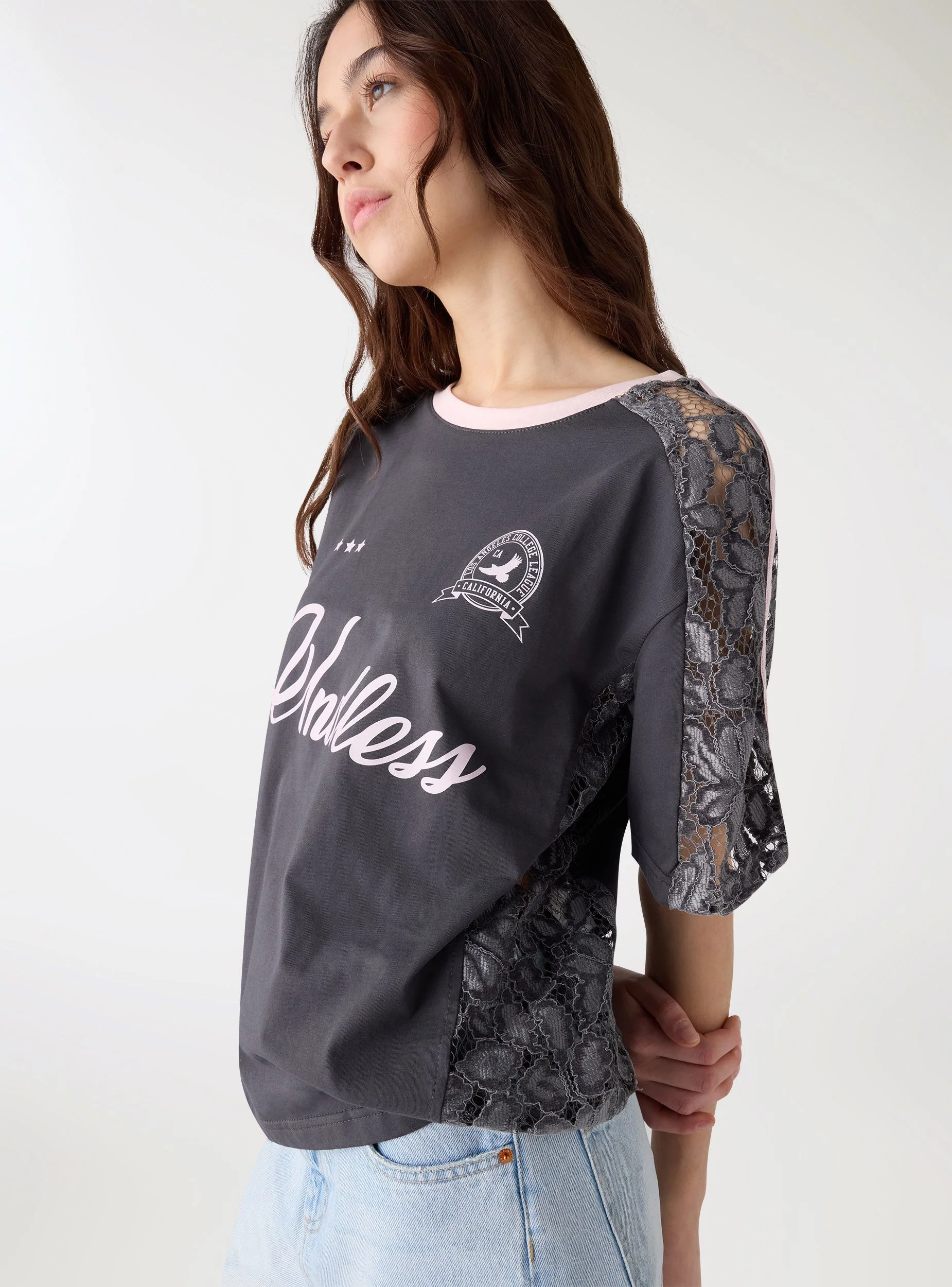 T-shirt con stampa lettering e inserti in pizzo - Image 4