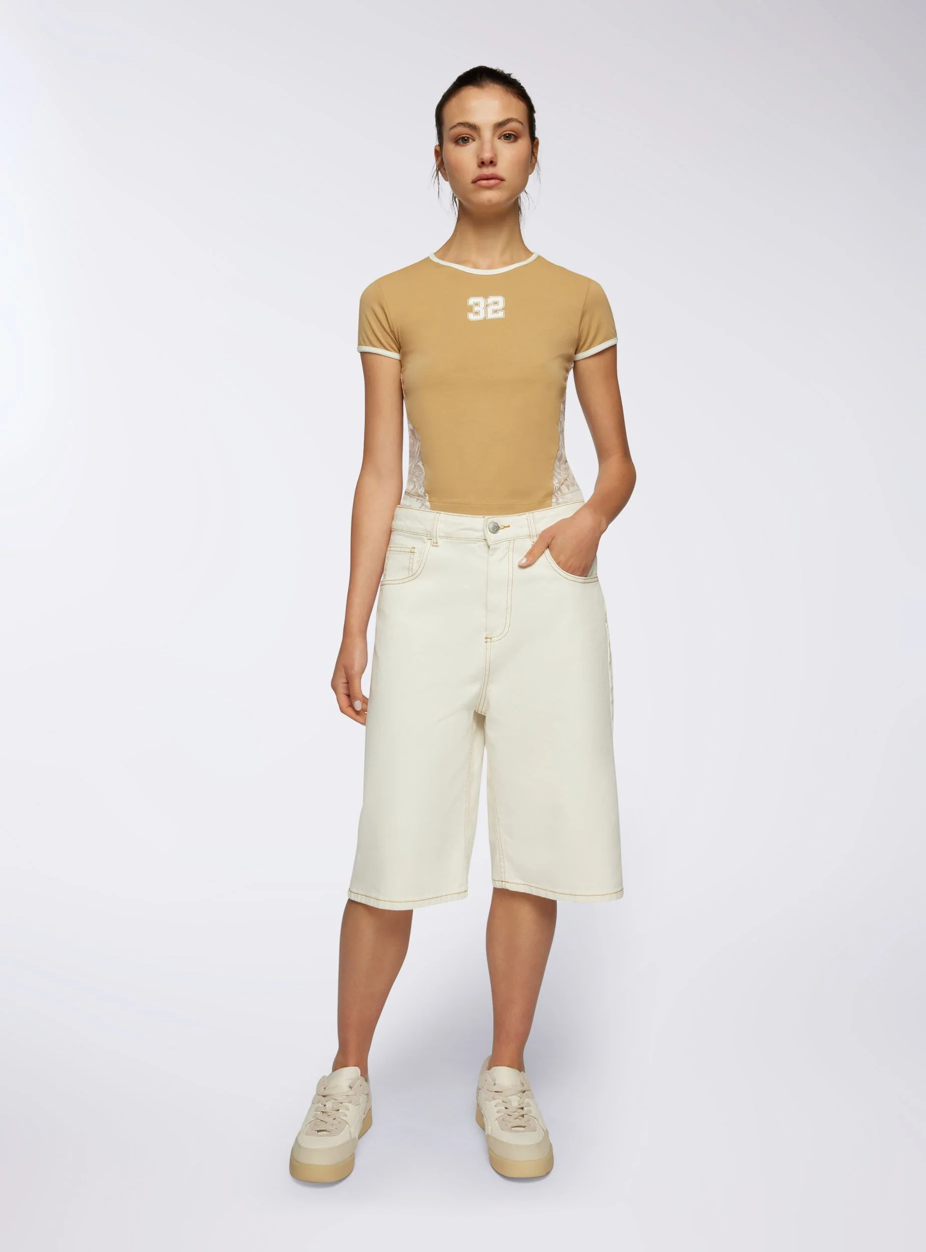 T-shirt con stampa numero e inserto in pizzo - Image 3