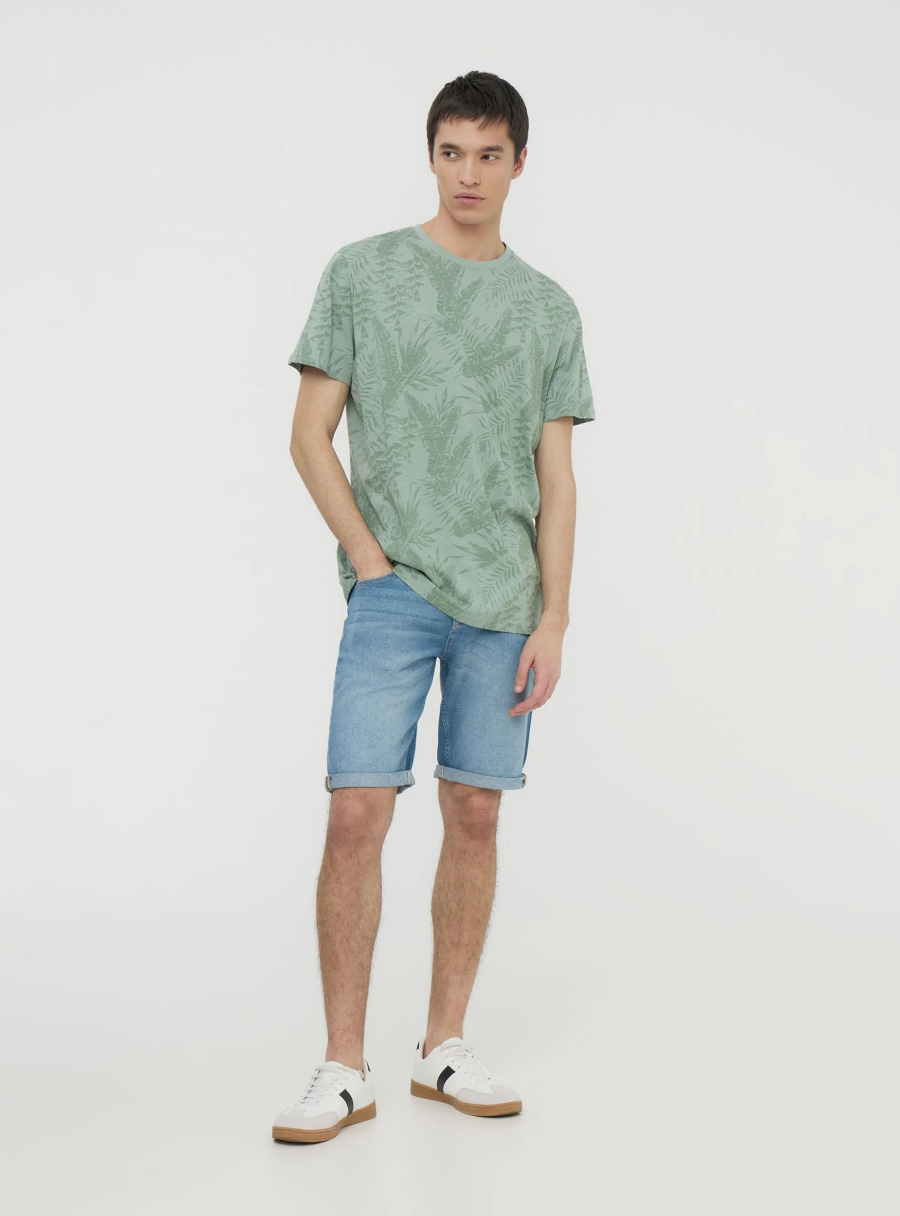 T-shirt con stampa palme all-over