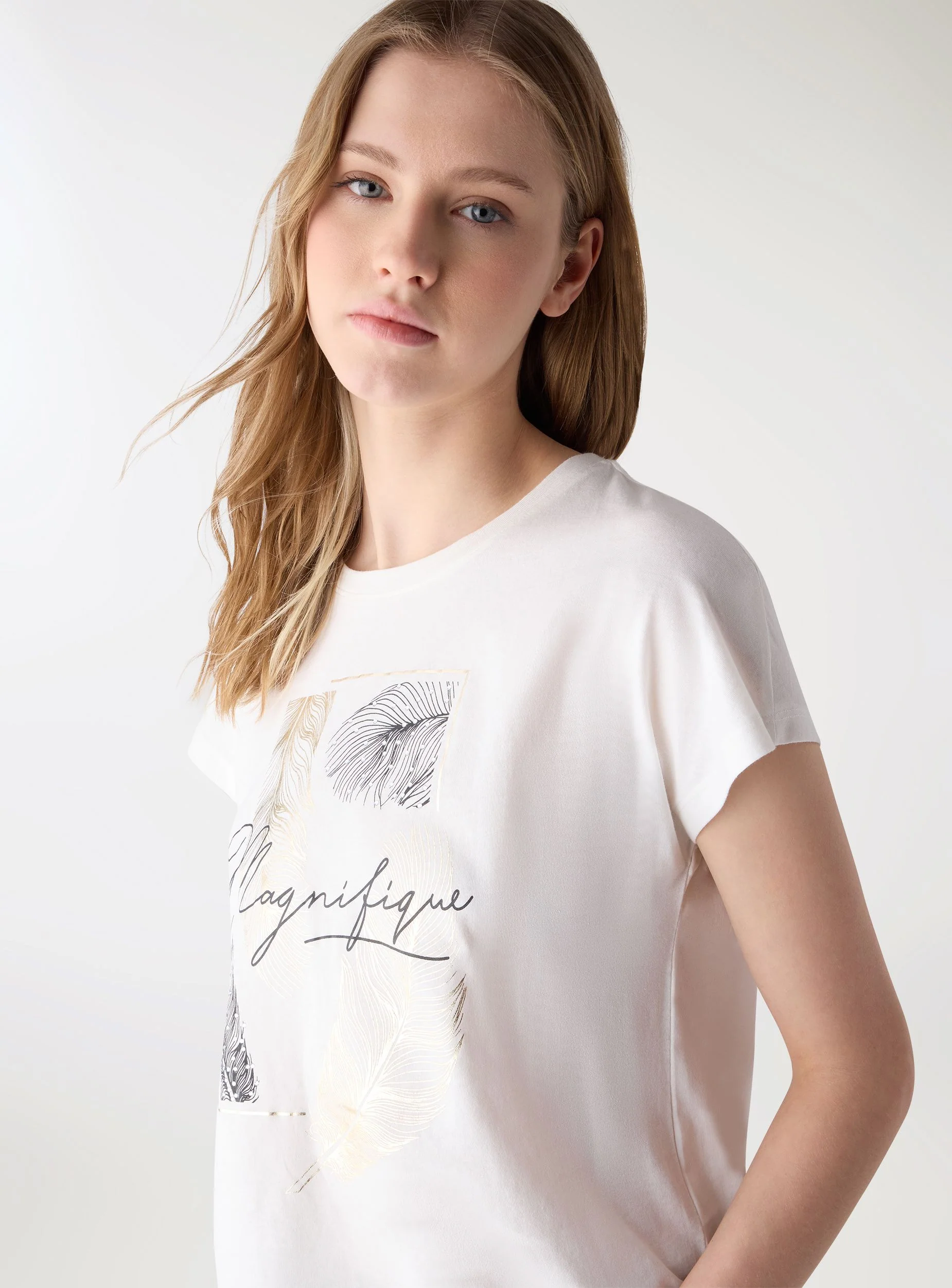 T-shirt con stampa piume effetto luccicante - Image 4