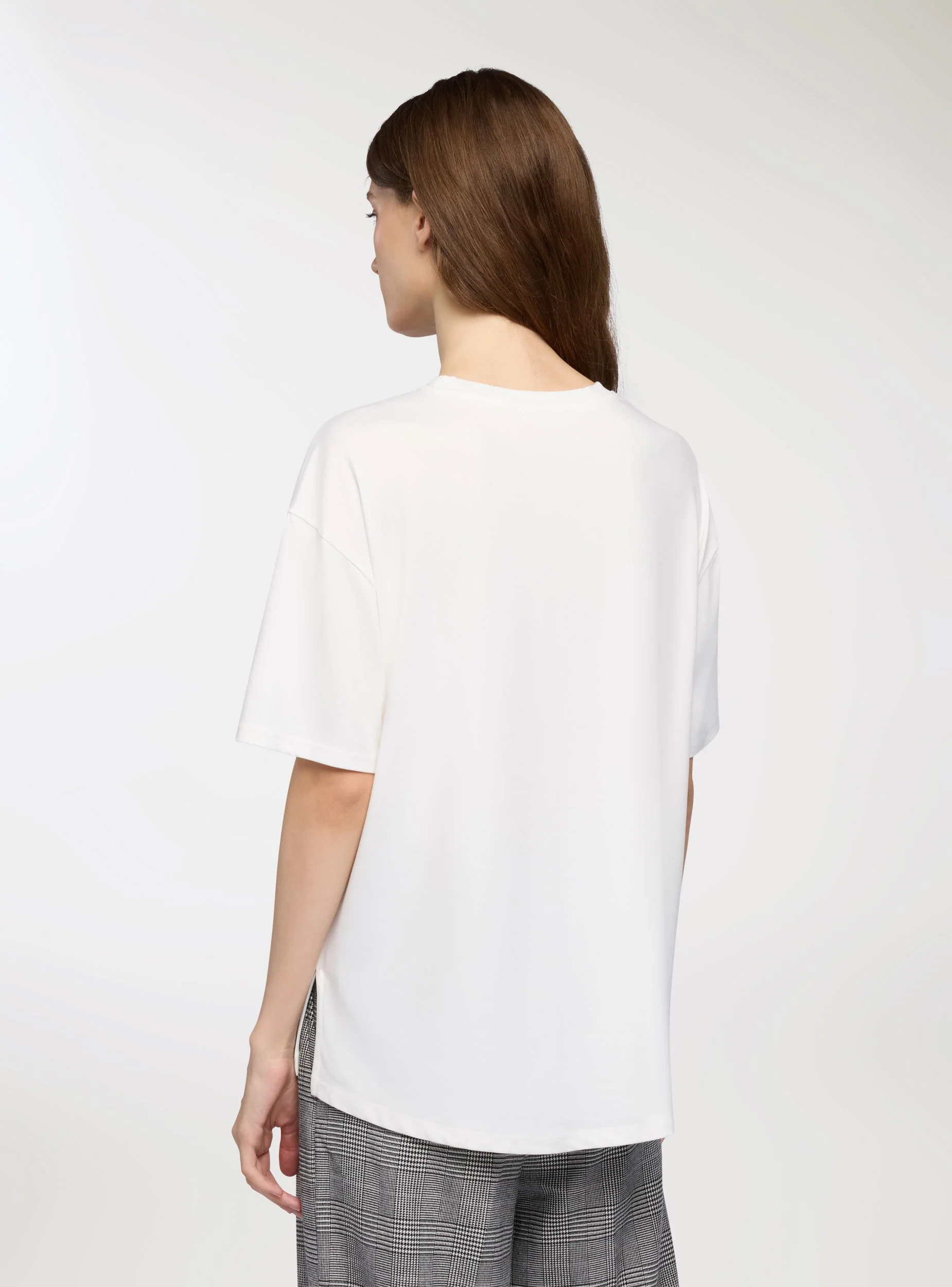 T-shirt con stampa volto e farfalle - Image 2