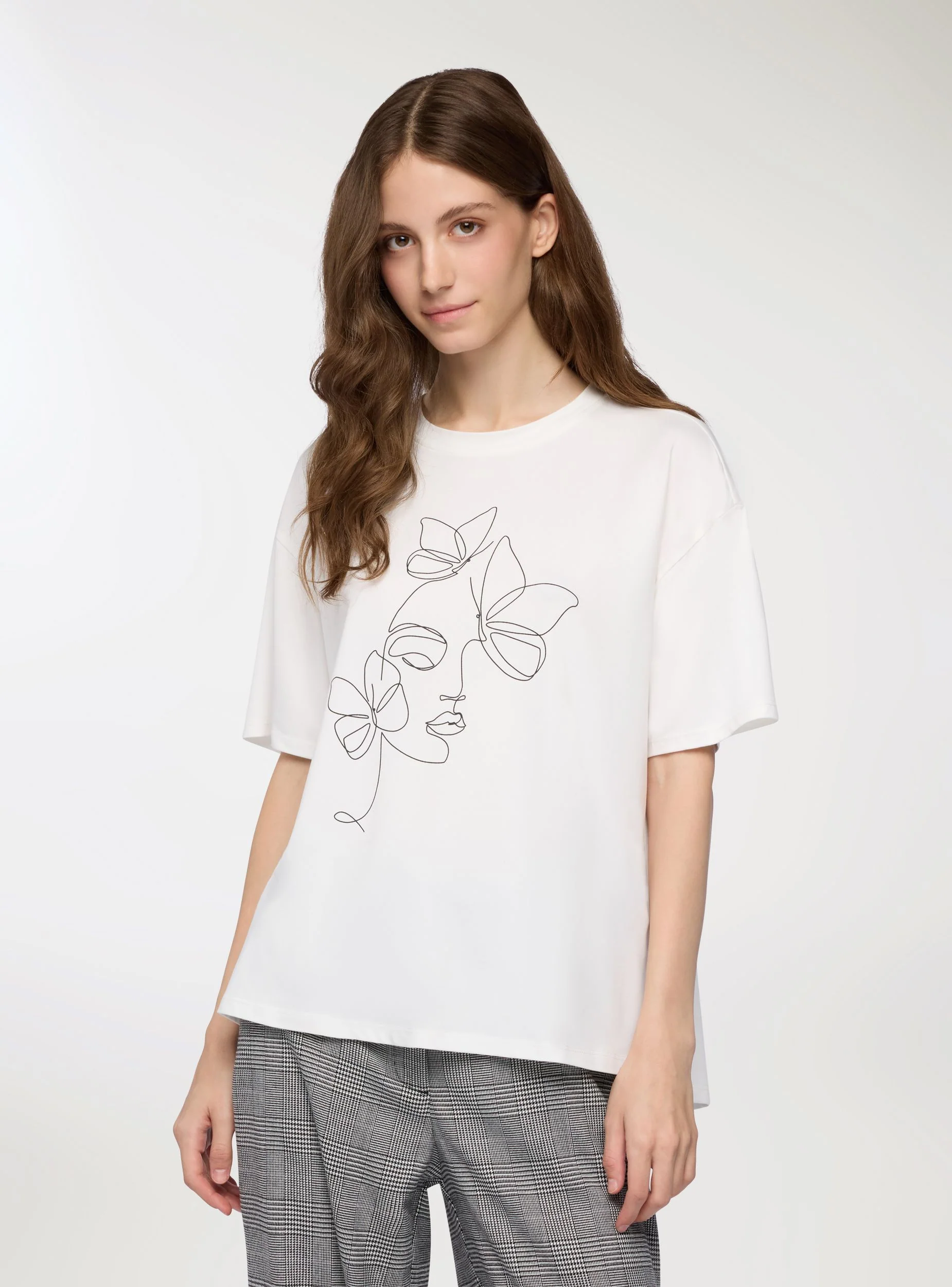 T-shirt con stampa volto e farfalle - Image 3