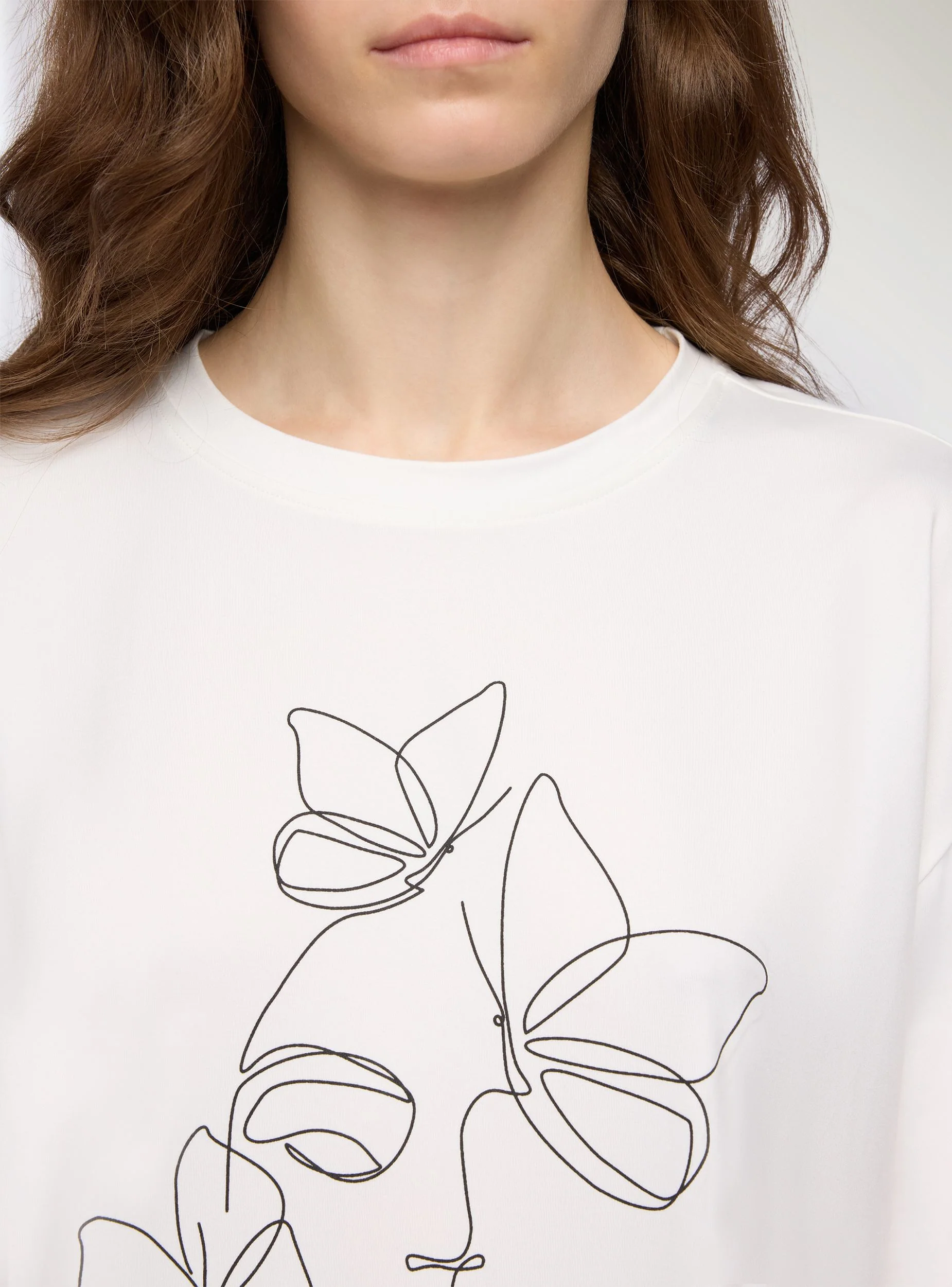 T-shirt con stampa volto e farfalle - Image 4