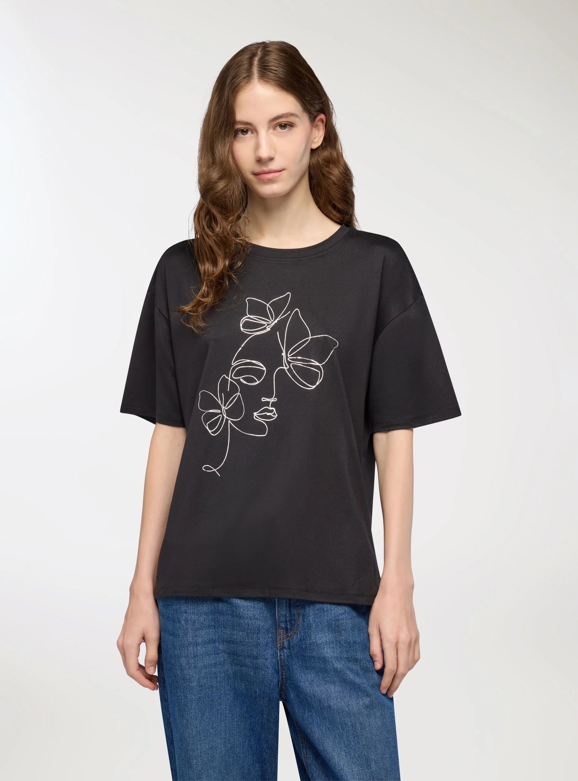 T-shirt con stampa volto e farfalle - Image 3