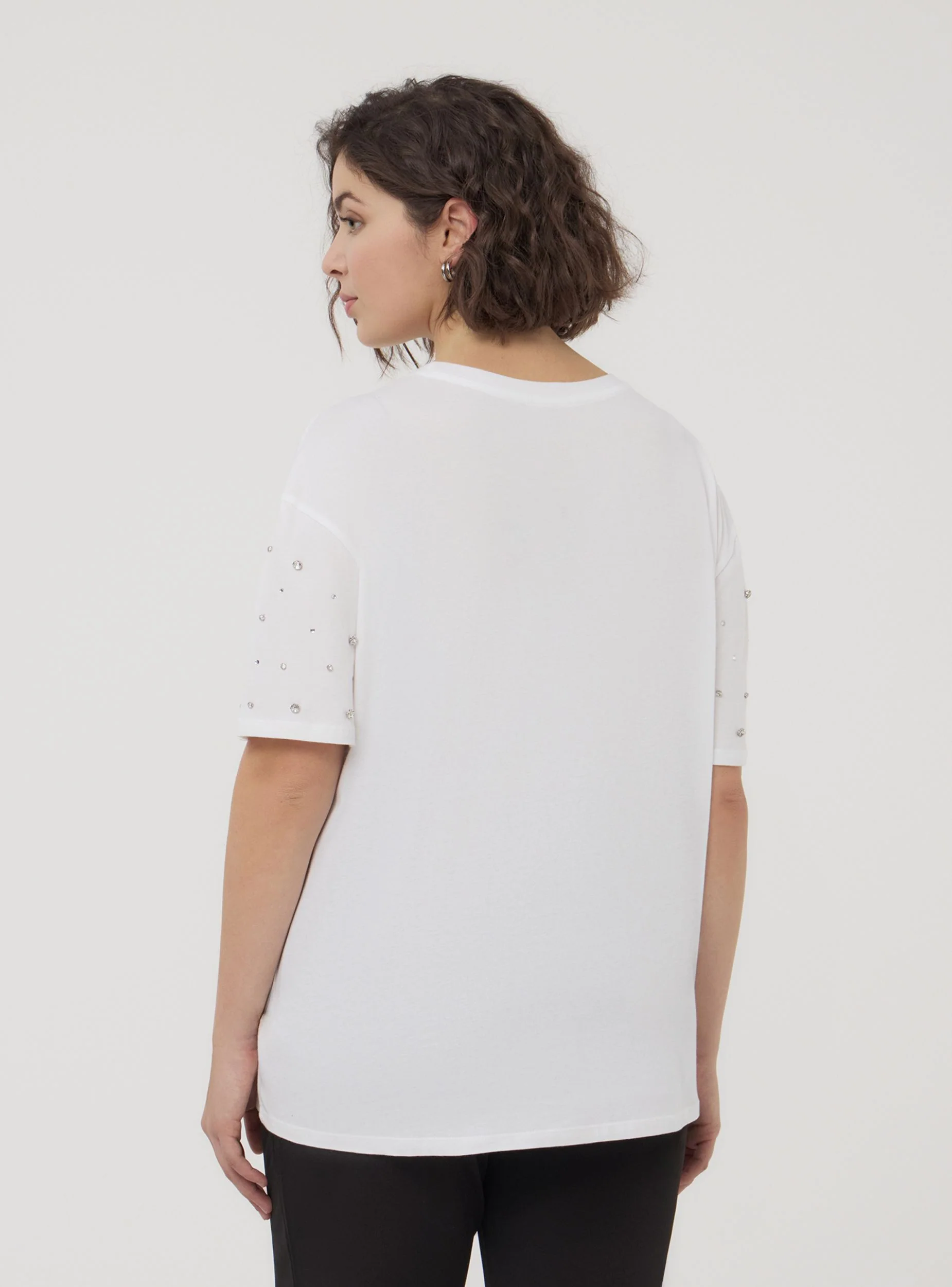 T-shirt con strass sulle maniche - Image 2