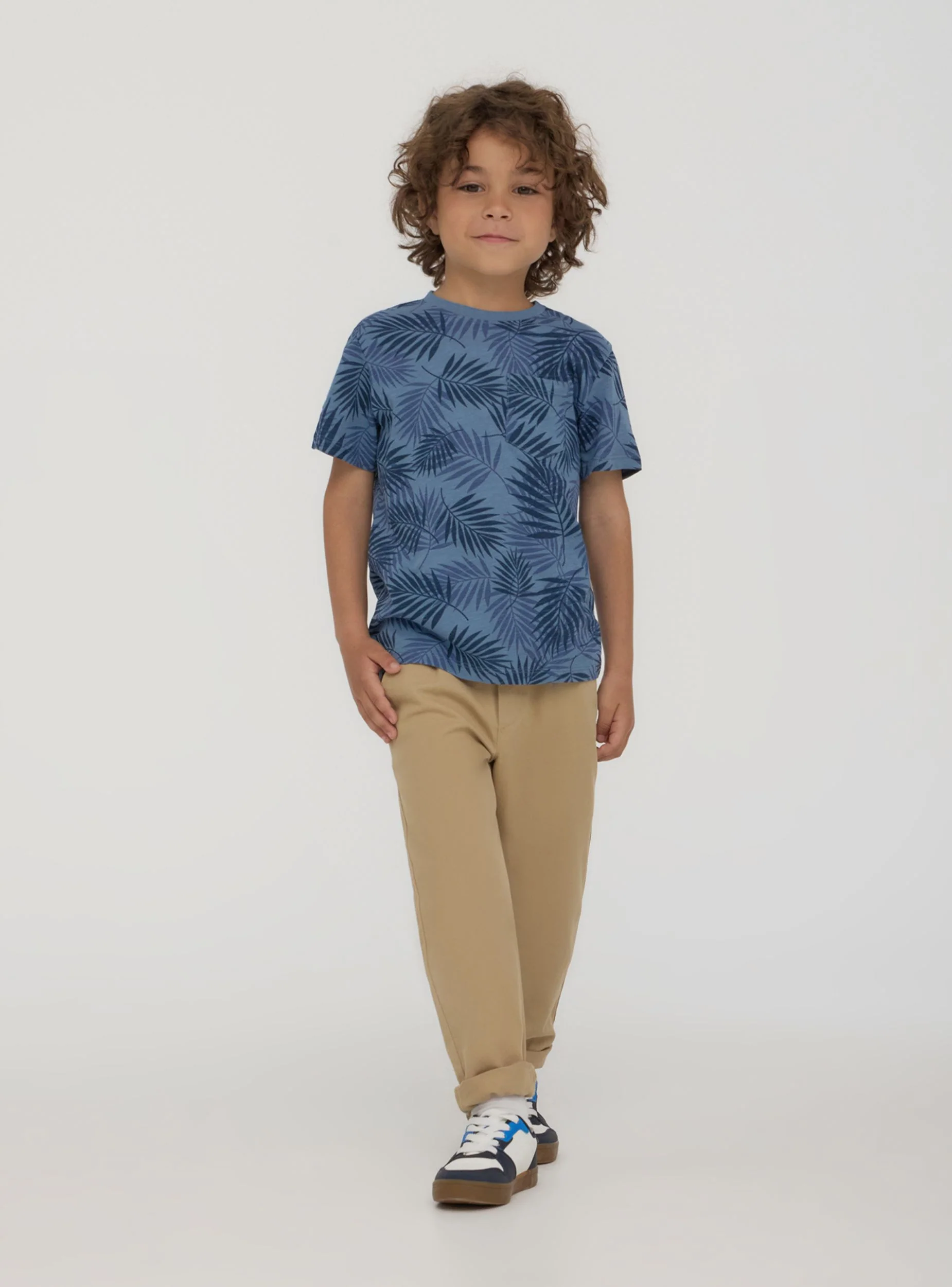 T-shirt con taschino fantasia foglie - Image 3