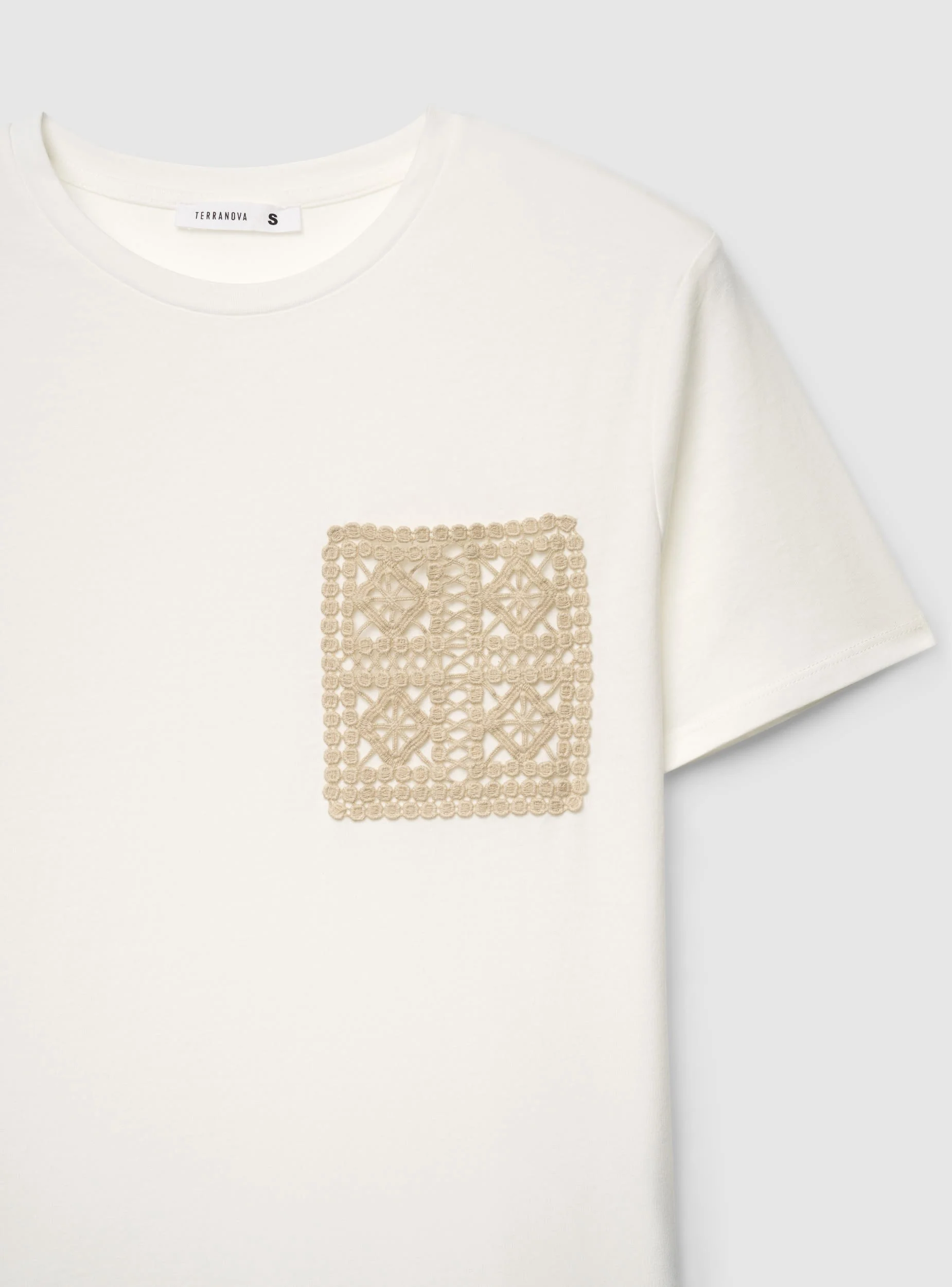 T-shirt con taschino macramè - Image 6