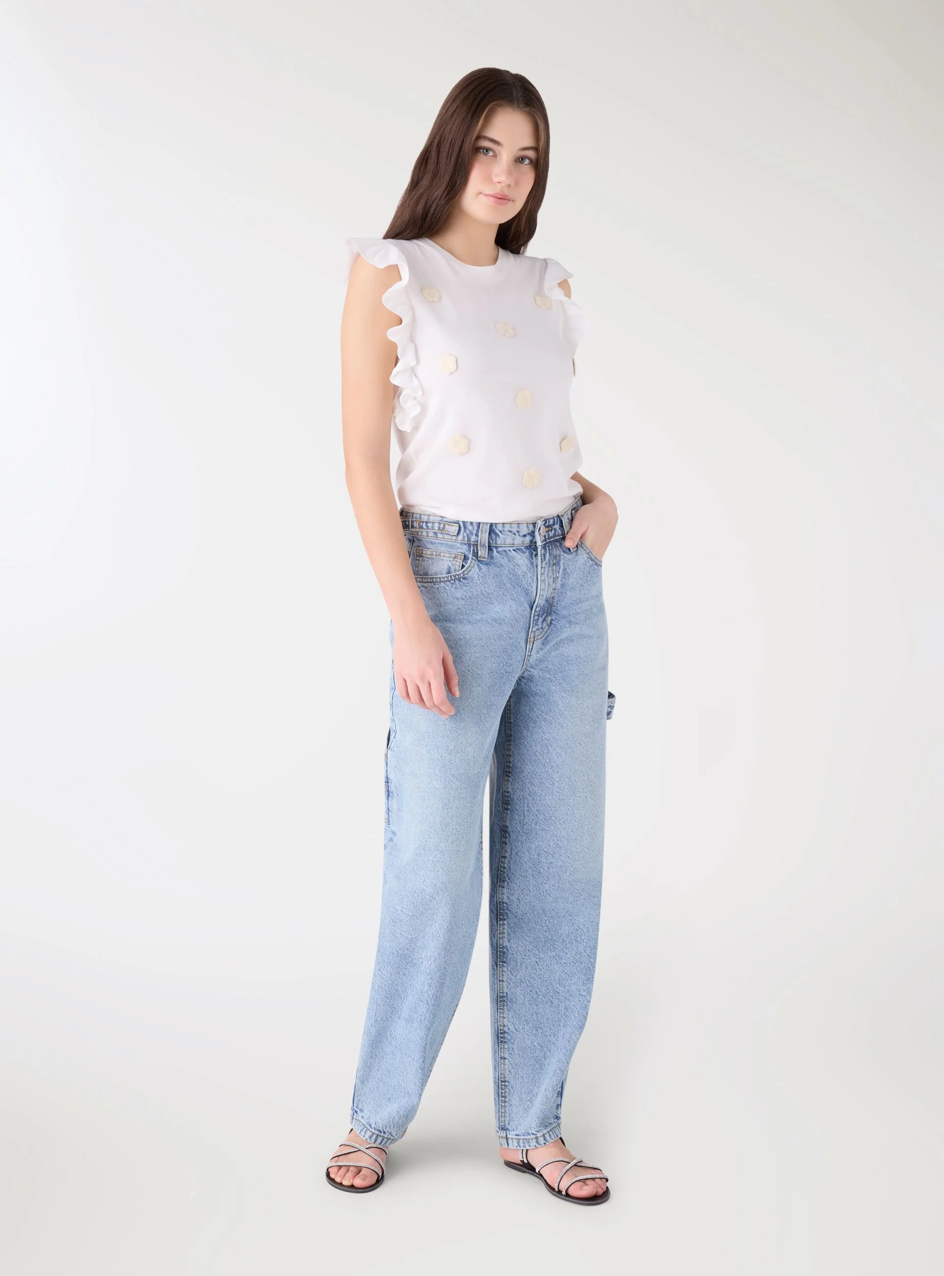 T-shirt con volant e ricami