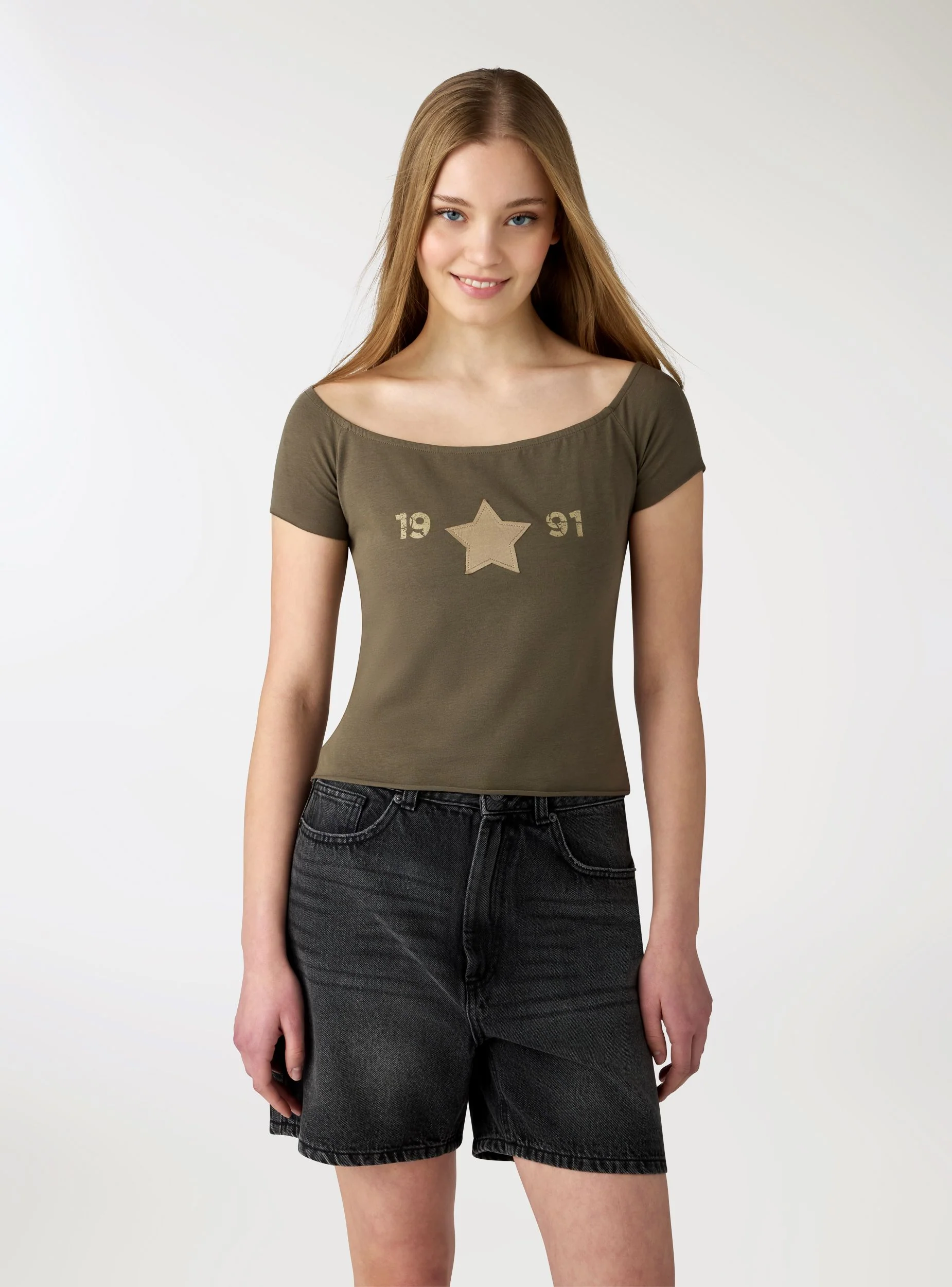 T-shirt crop a spalle scoperte con patch stella - Image 3